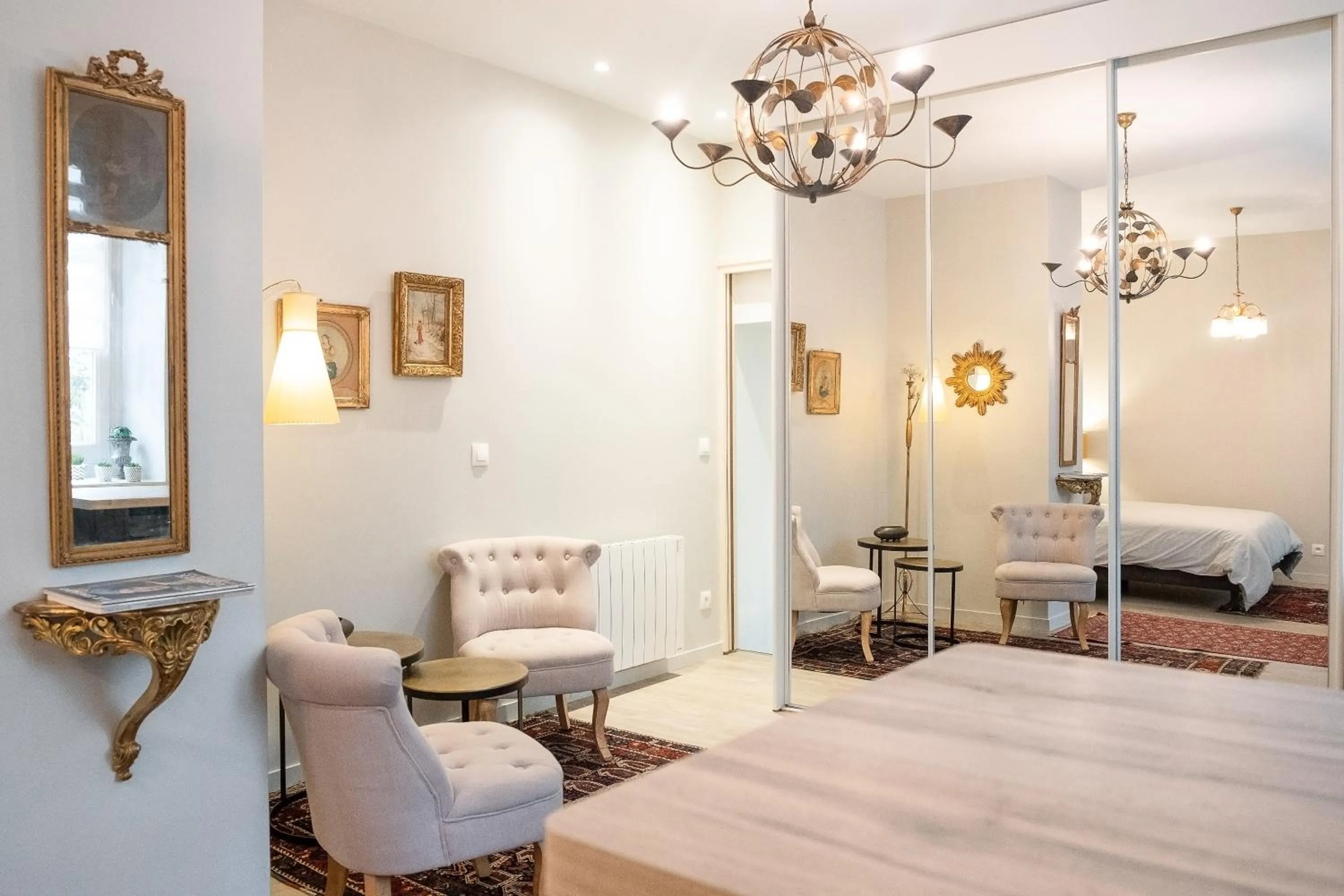 Living room, Bed in MHL - Maison Hotel Lyon