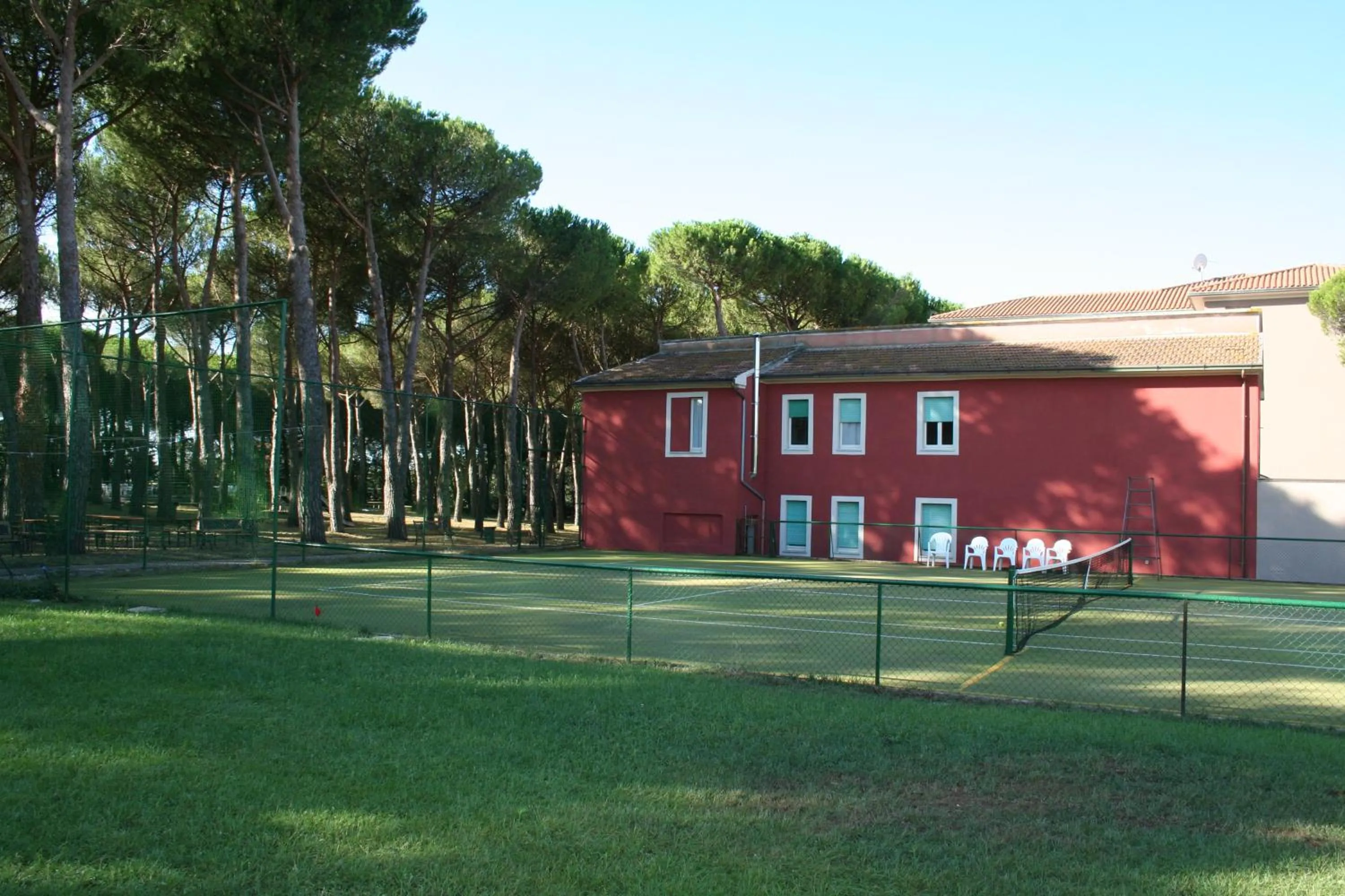 Tennis court in Hotel Villa dei Pini