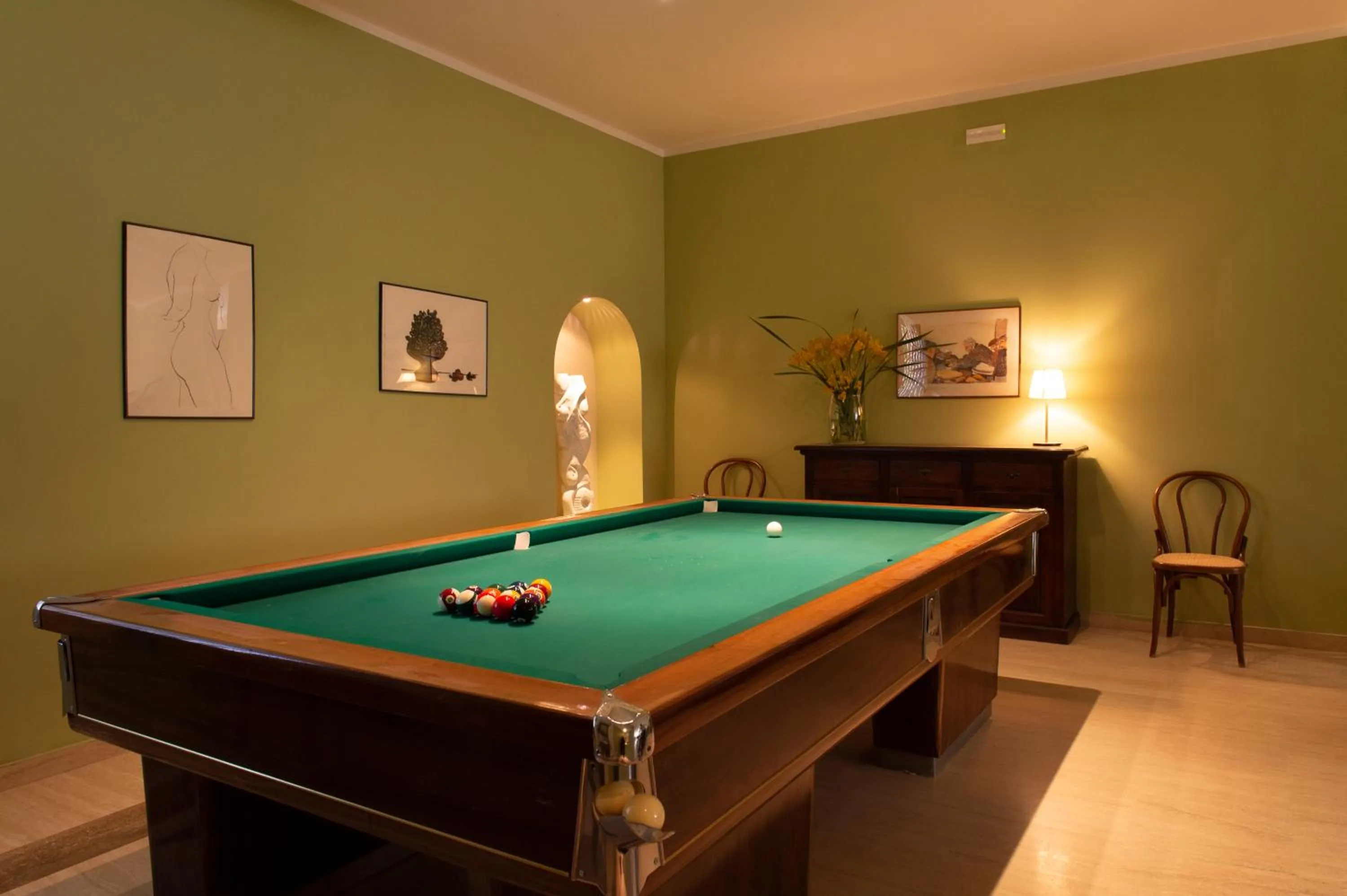 Communal lounge/ TV room in Hotel Villa dei Pini