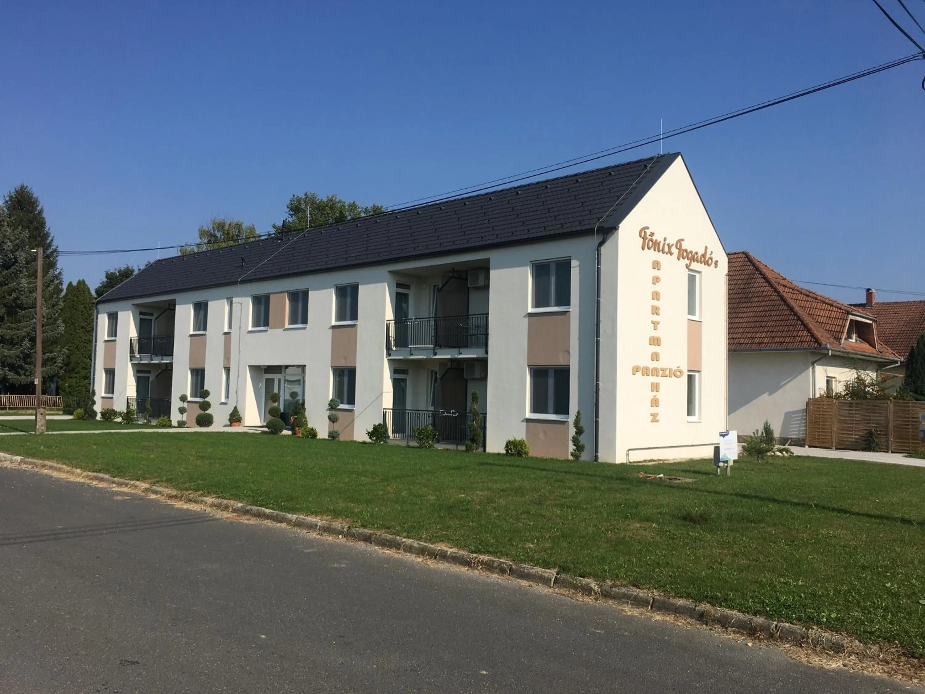 Property building in Főnix Apartman