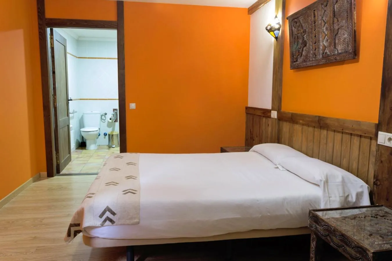 Bathroom, Bed in Hotel Plaza