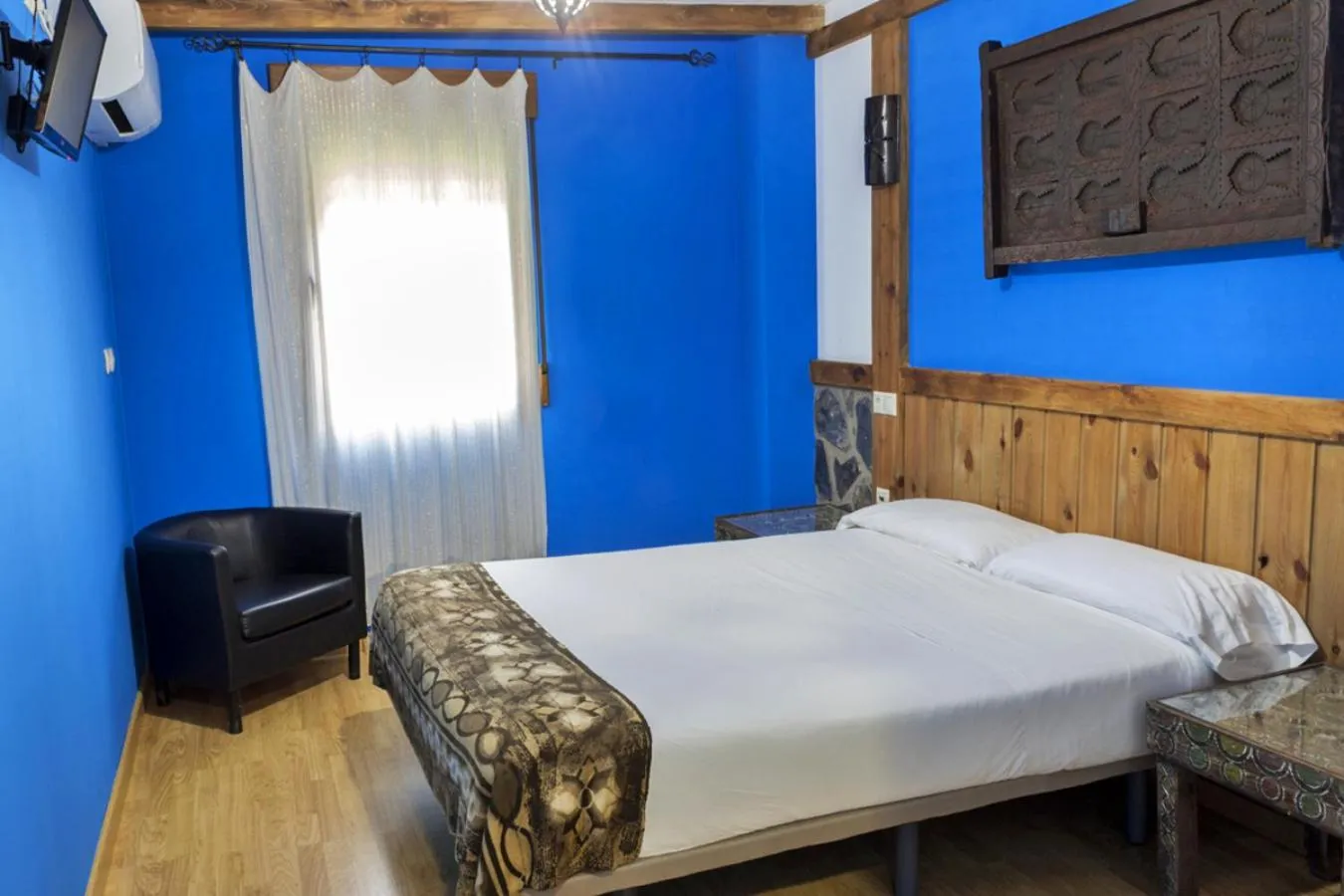 furniture, Bed in Hotel Plaza