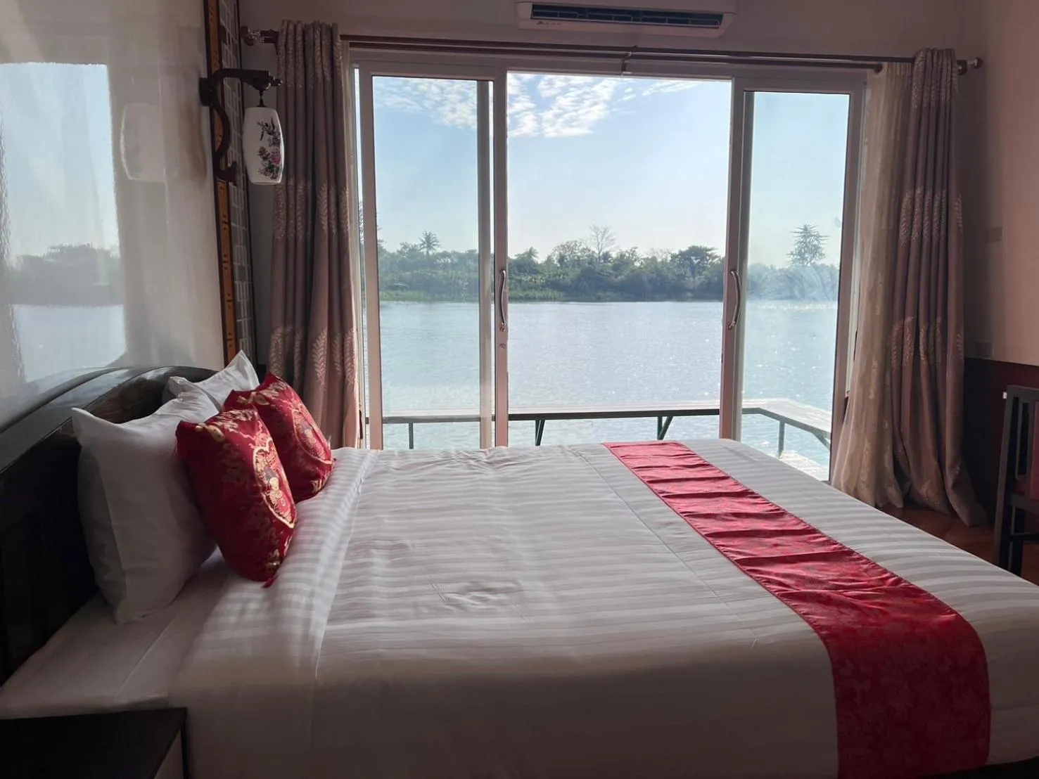 Bed in Kasem Island Resort