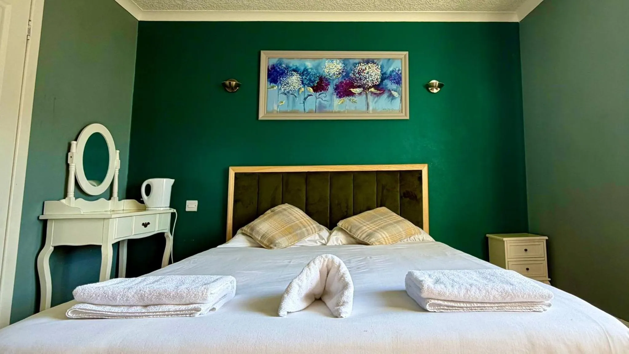 Double Room with Private Bathroom in Lomond Park Hotel