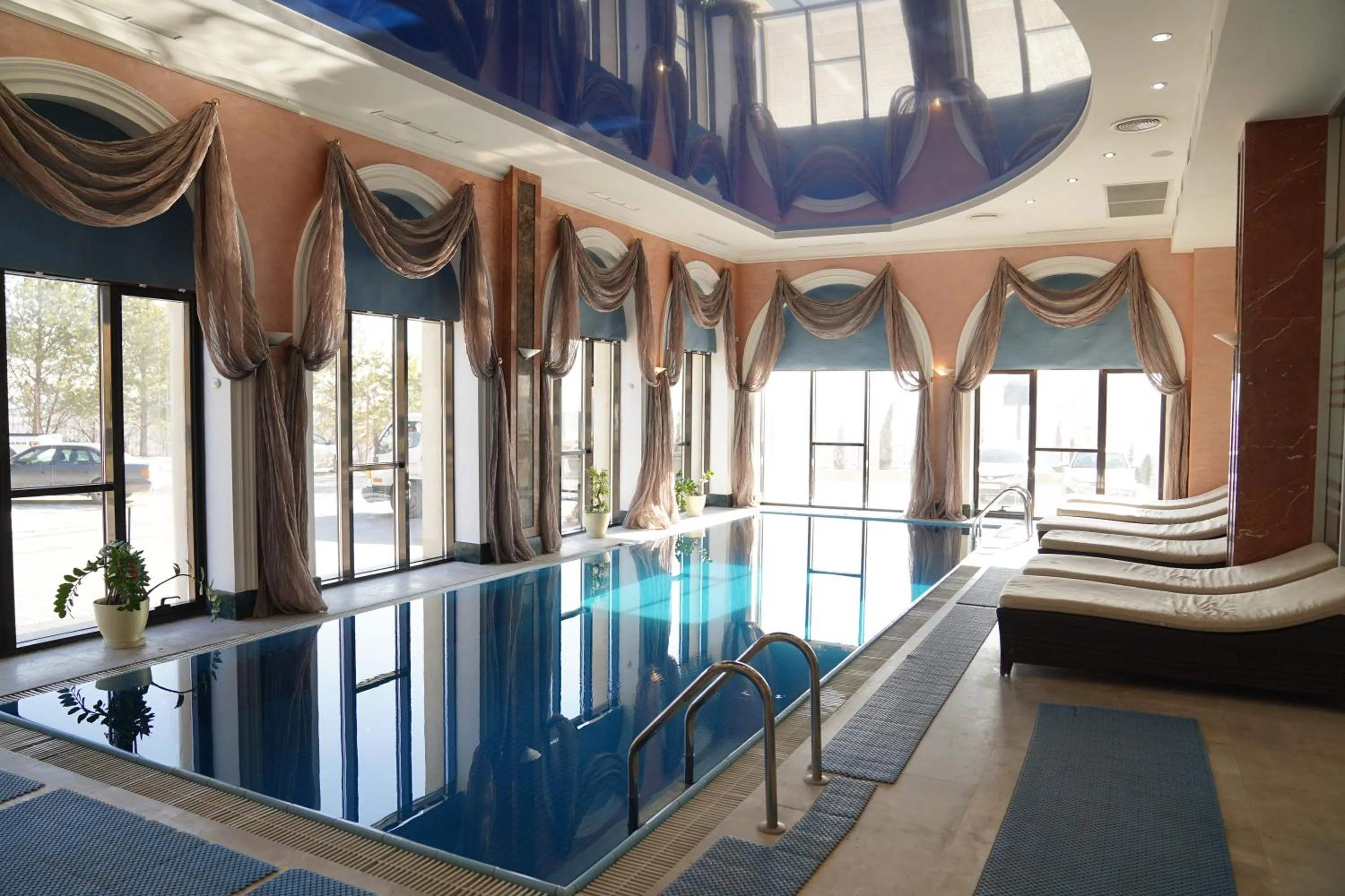 Swimming pool in Kainar Hotel