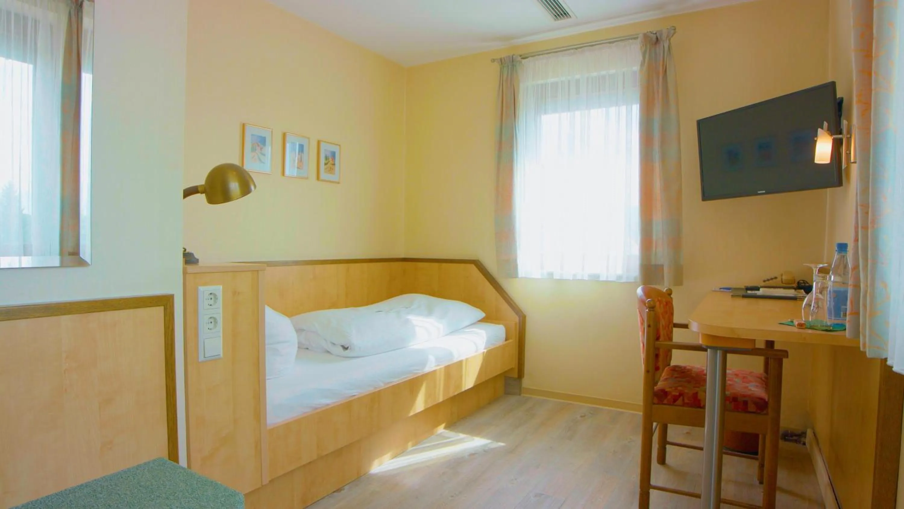 Photo of the whole room, Bed in Hotel-Restaurant und Gästehaus Löwen