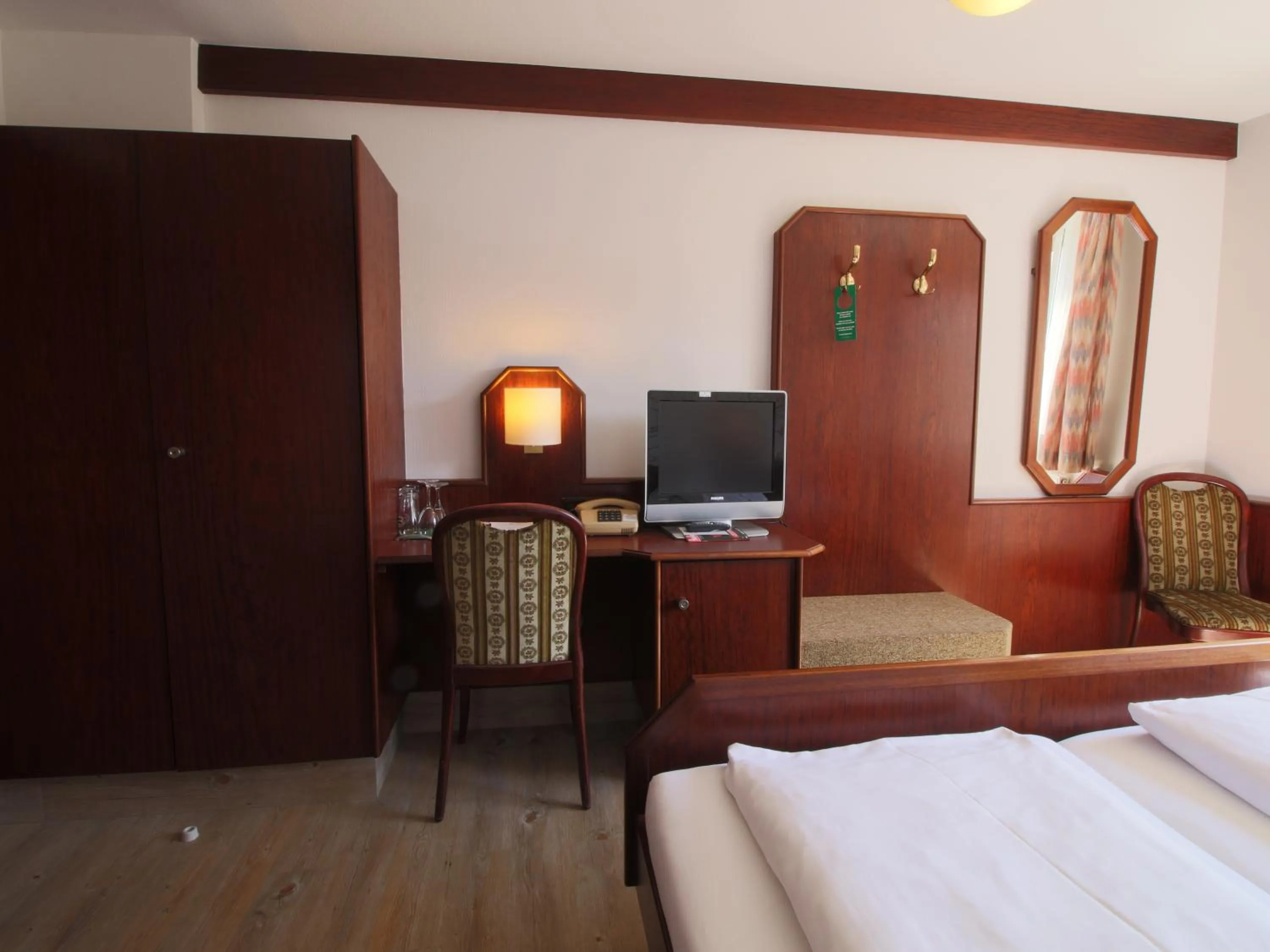 TV and multimedia, Bed in Hotel-Restaurant und Gästehaus Löwen