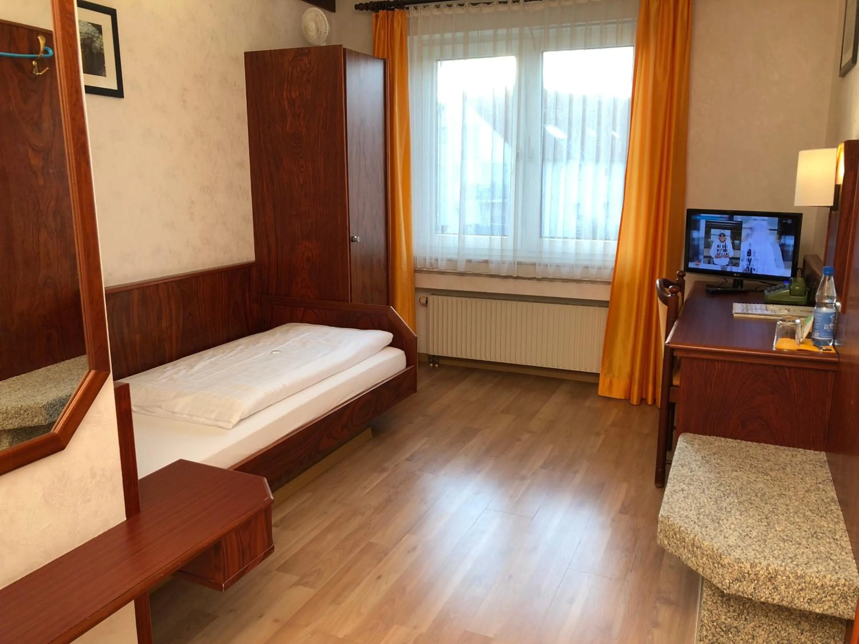 Bedroom, Bed in Hotel-Restaurant und Gästehaus Löwen