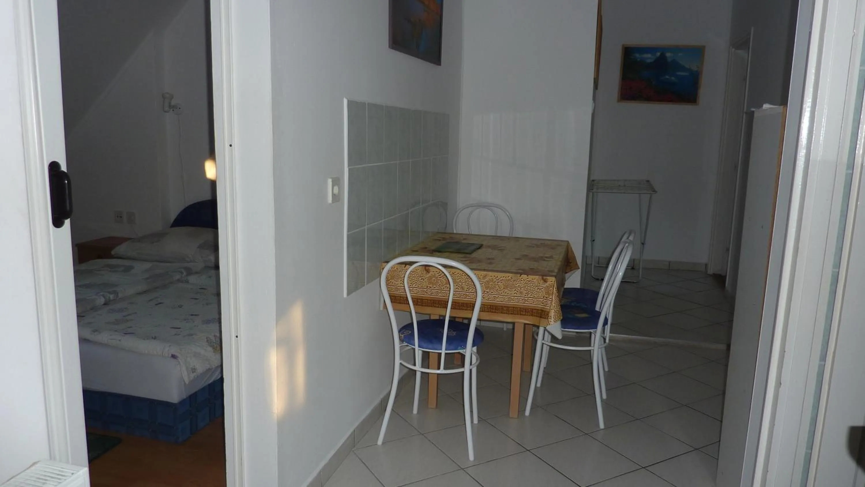 Dining area, Bed in Bridgehaus