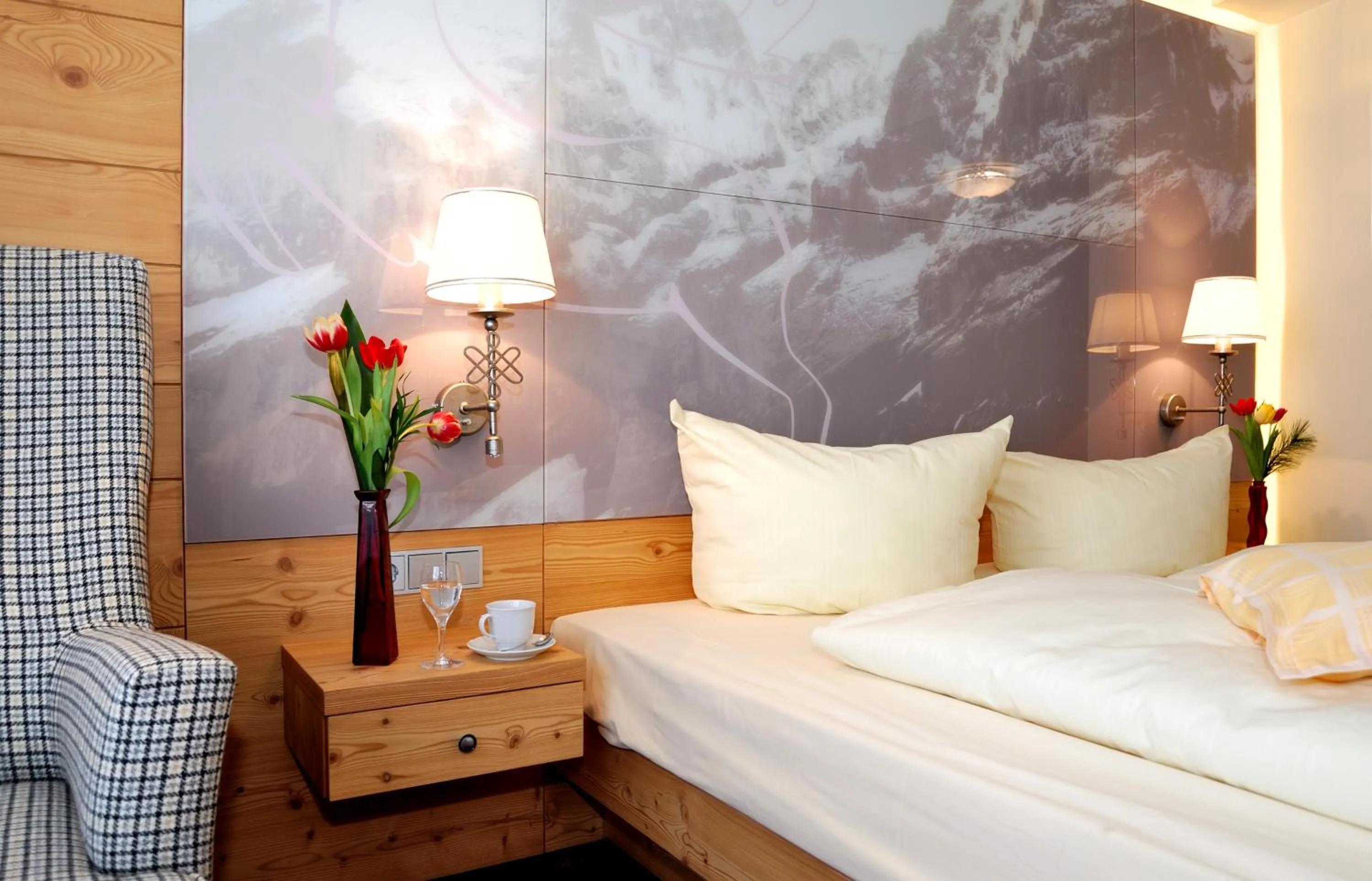 Shower, Bed in Landhotel Böld Oberammergau