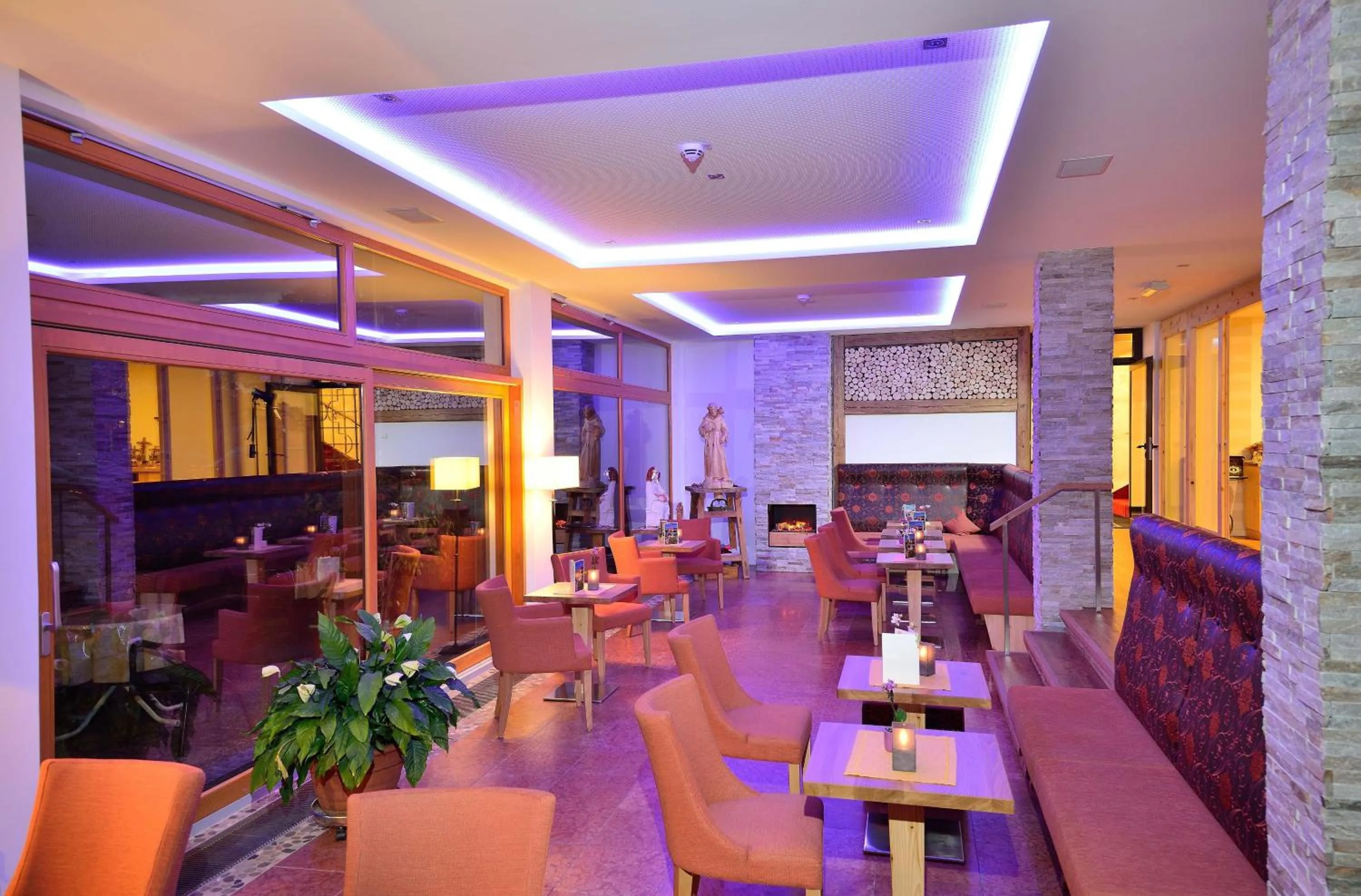 Communal lounge/ TV room in Landhotel Böld Oberammergau