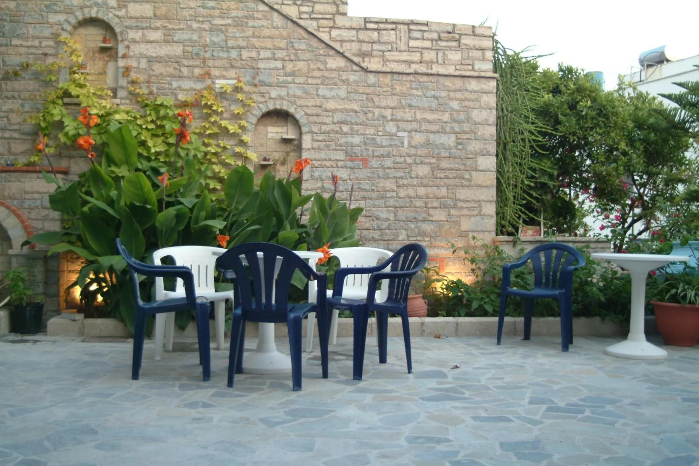 Facade/entrance in Green Hill Studios & Apartments