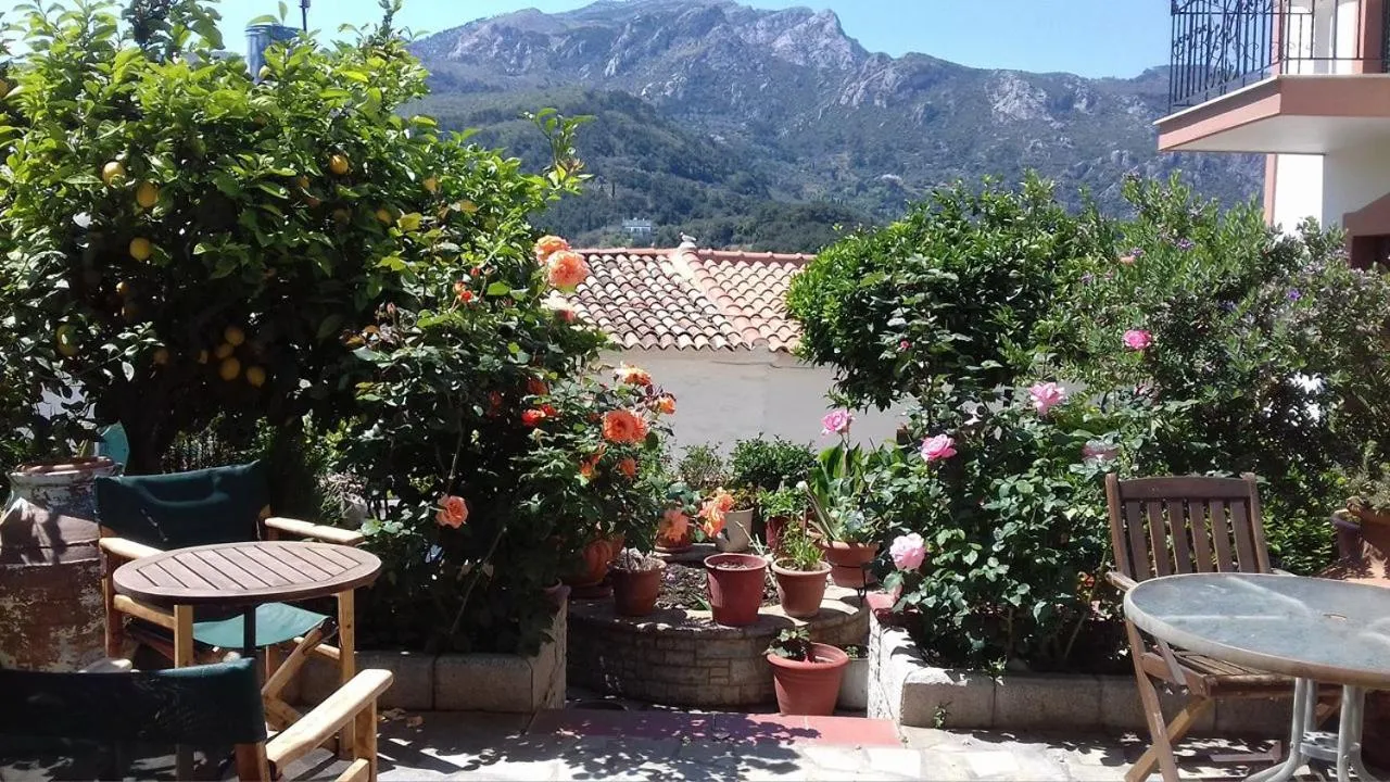 Green Hill Studios & Apartments