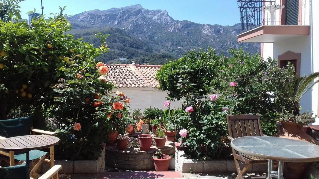 Green Hill Studios & Apartments