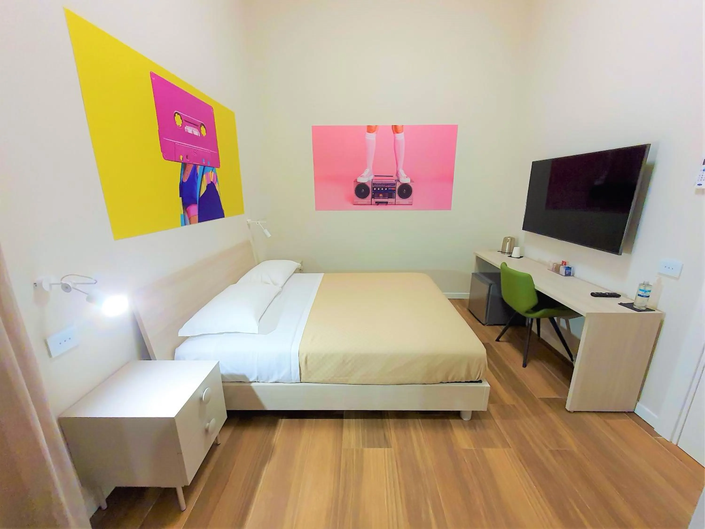 Photo of the whole room, Bed in Toledo Place