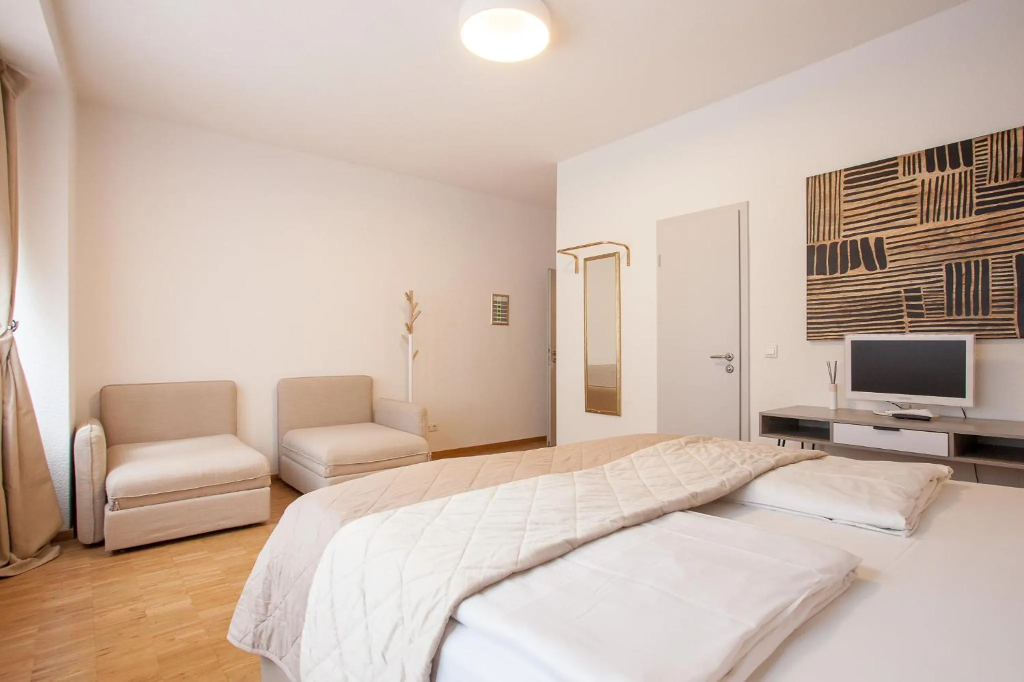 Photo of the whole room, Bed in TM Hotel Düsseldorf