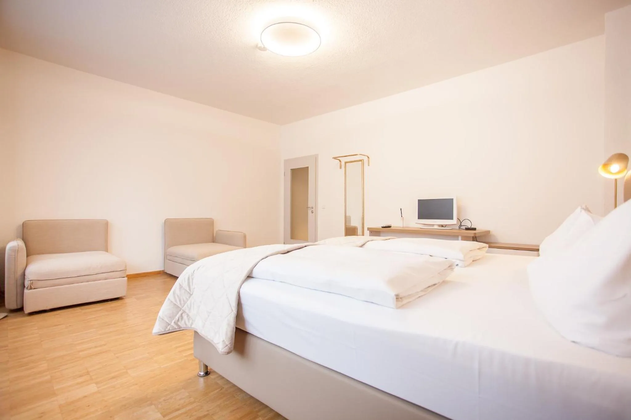 Photo of the whole room, Bed in TM Hotel Düsseldorf