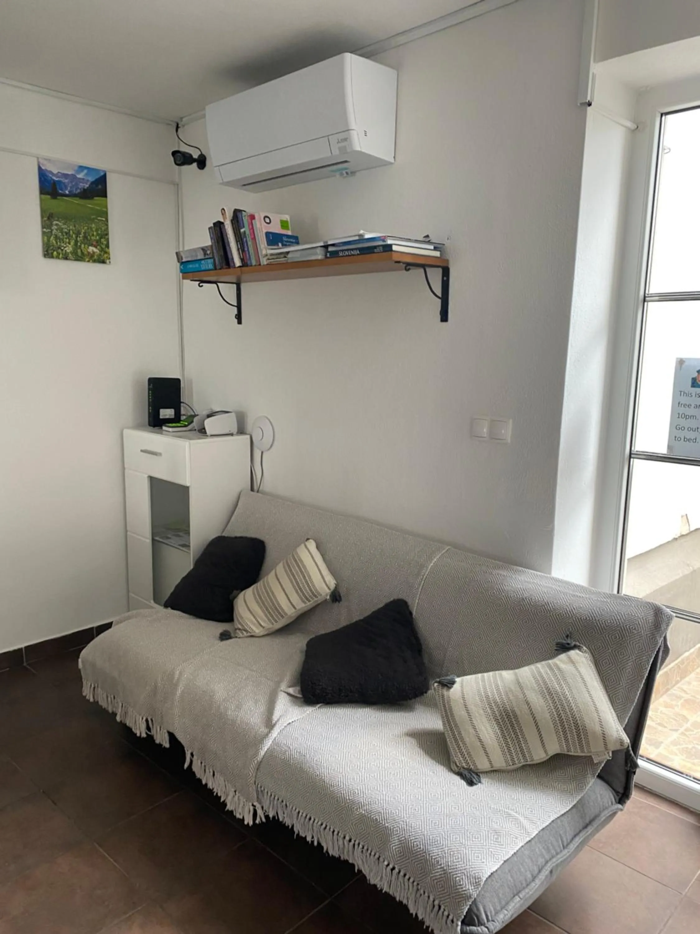 Kitchen or kitchenette, Bed in Travellers' Haven Hostel