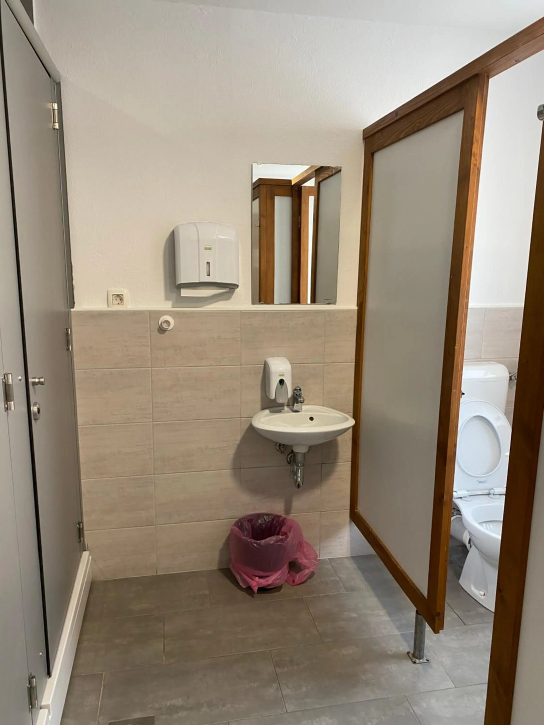 Shower in Travellers' Haven Hostel