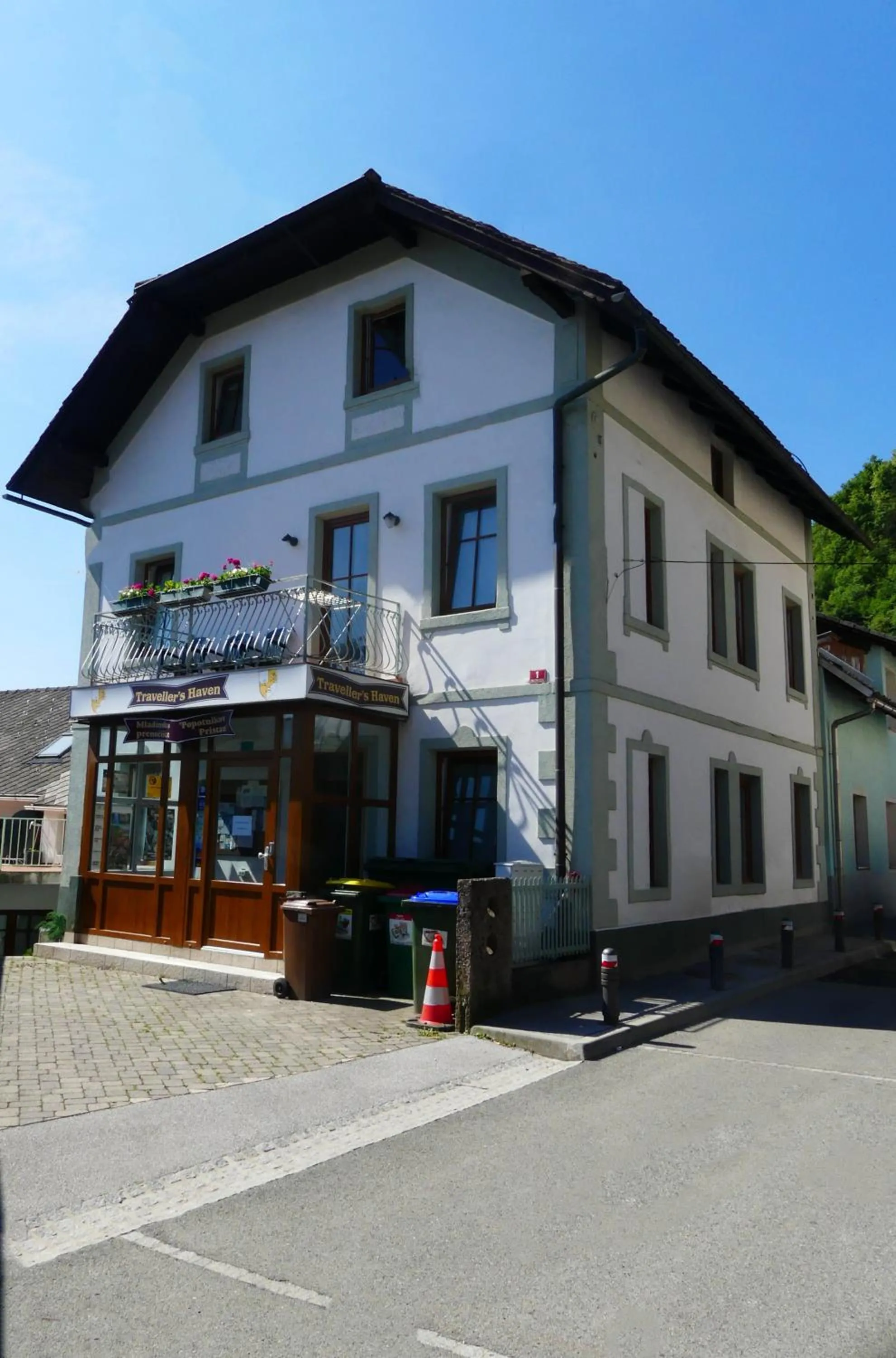 Property building in Travellers' Haven Hostel