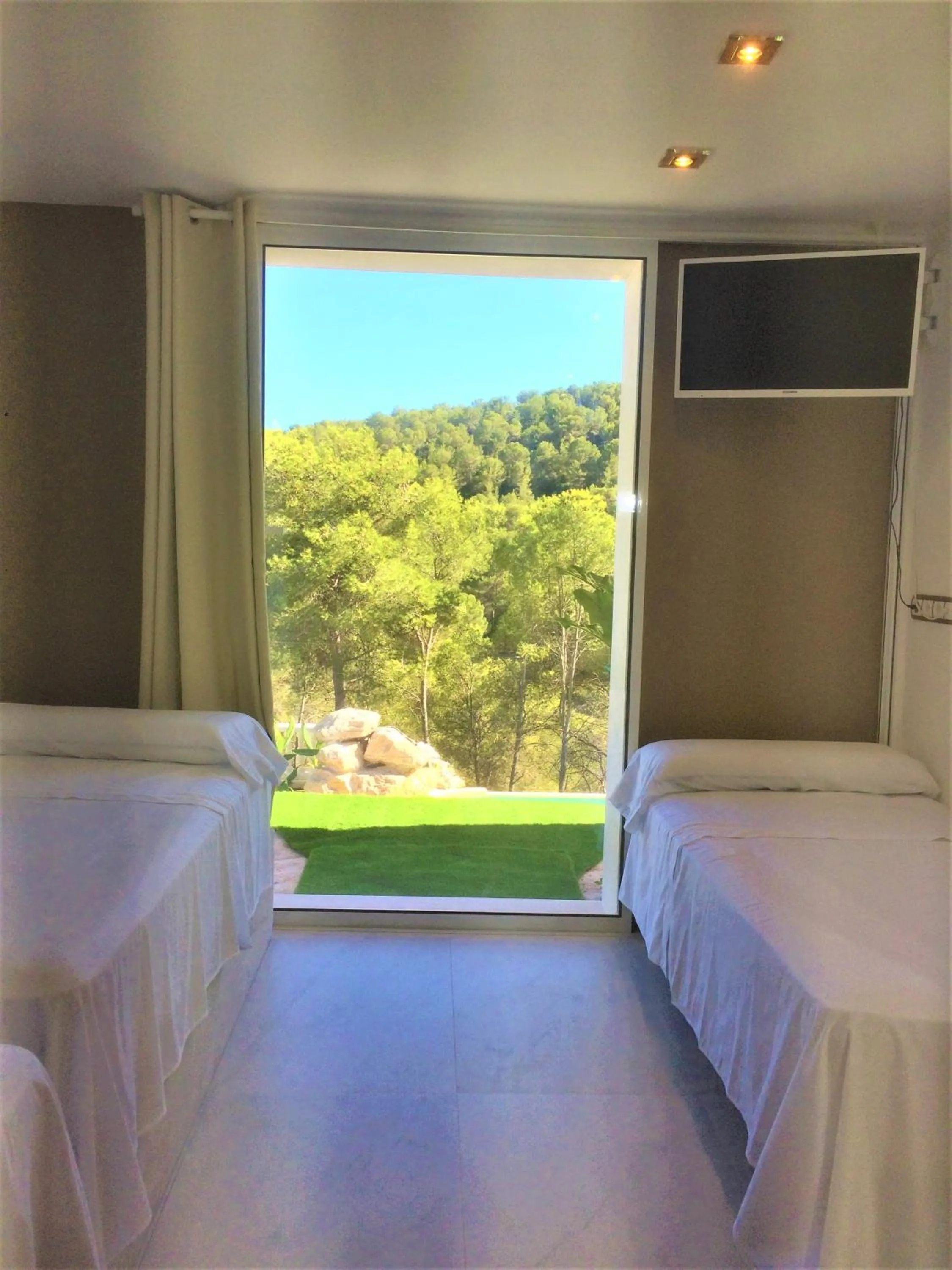Bed in Villa Paradise , playa privada a 10 minutos de Sitges