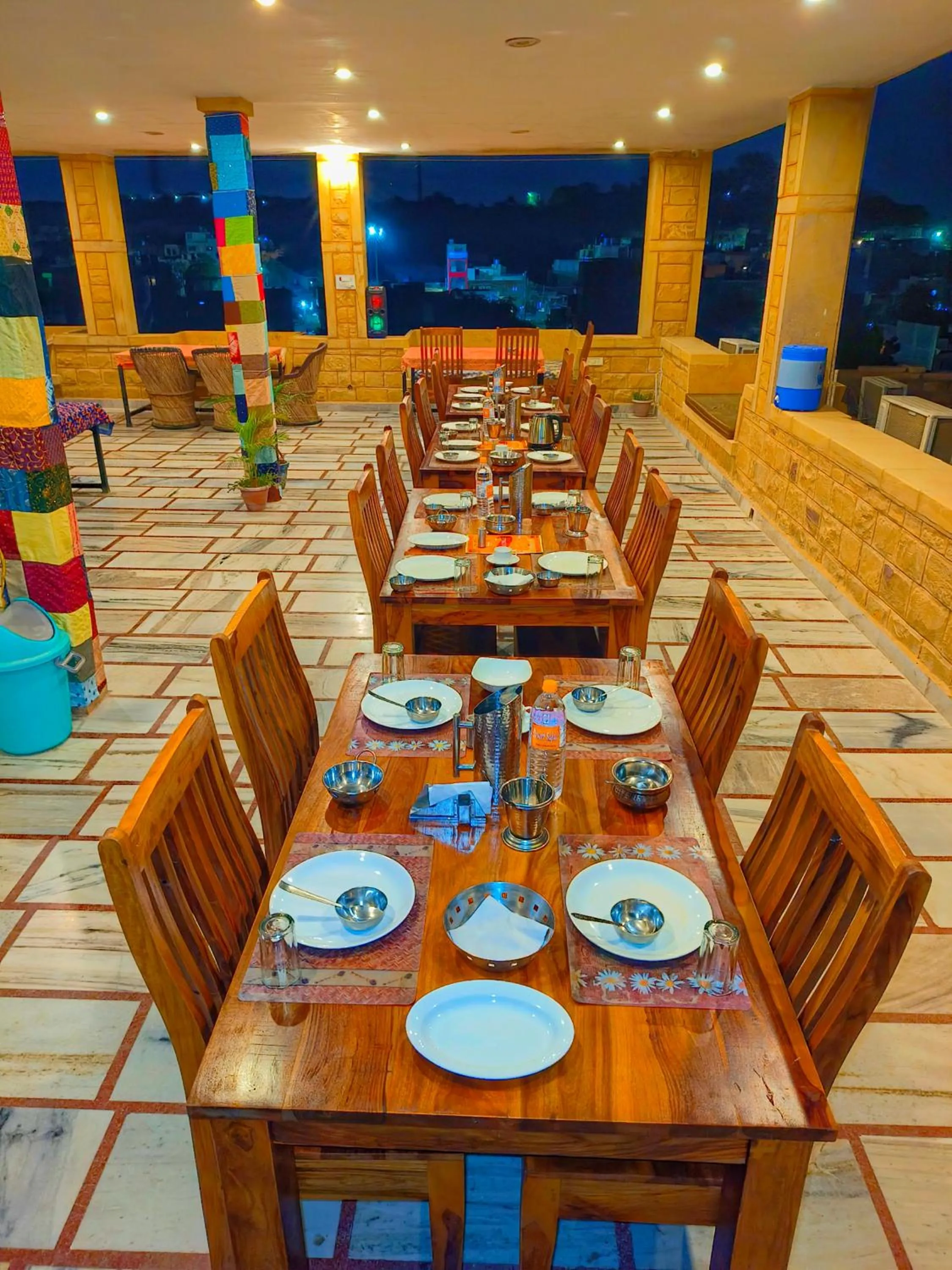 Restaurant/places to eat in Hotel Royal Heritage