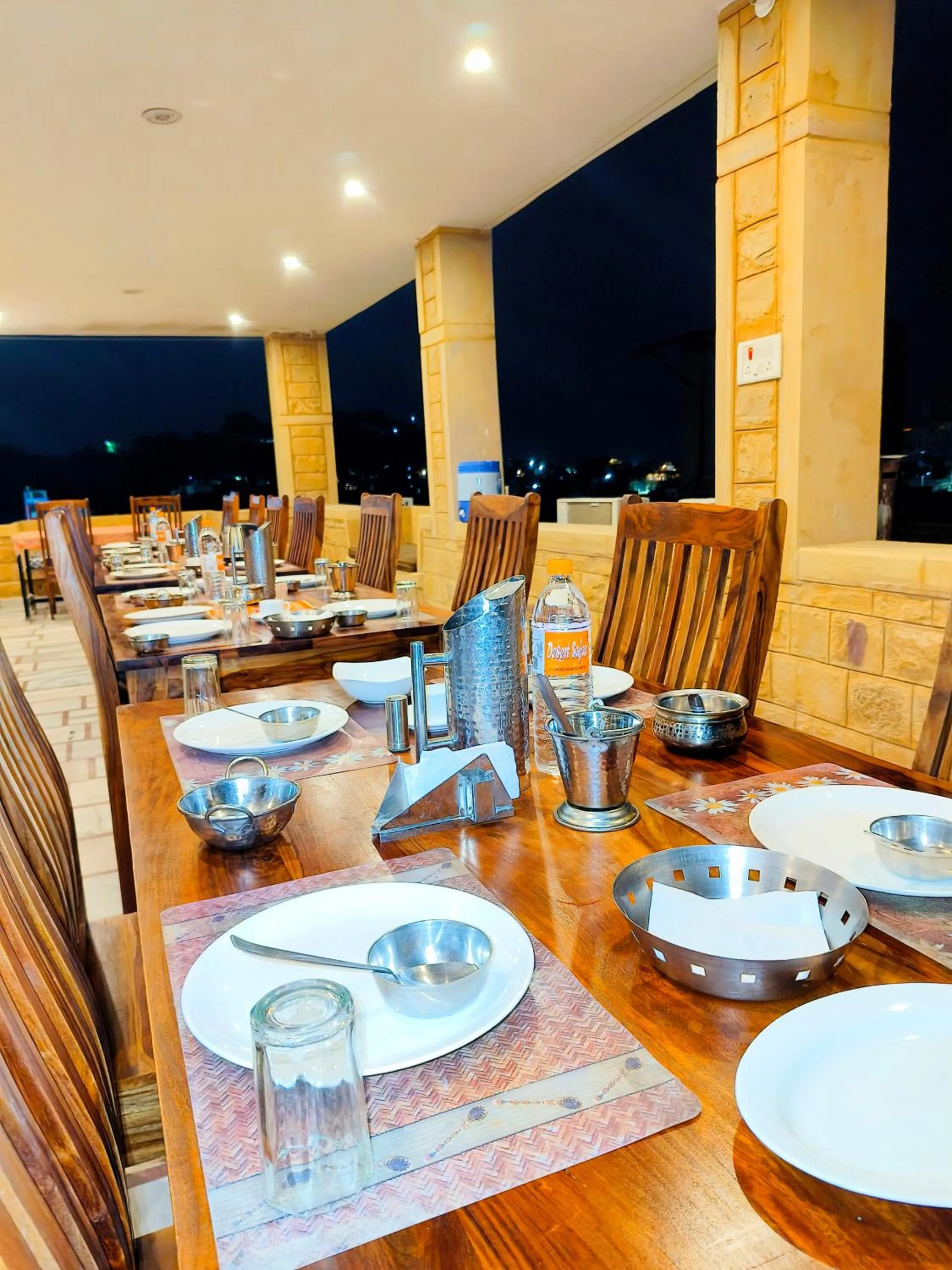 Restaurant/places to eat in Hotel Royal Heritage