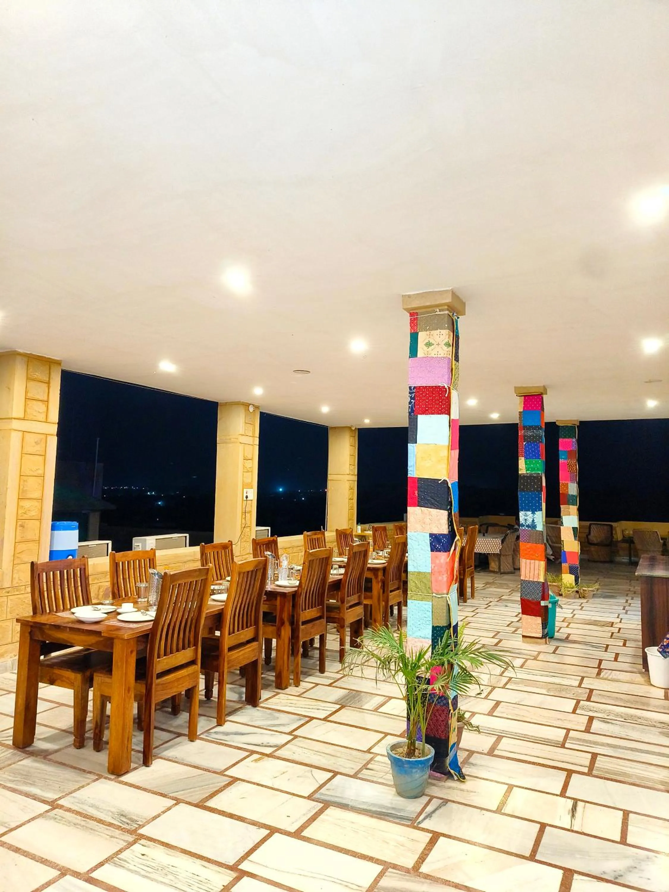 Restaurant/places to eat in Hotel Royal Heritage