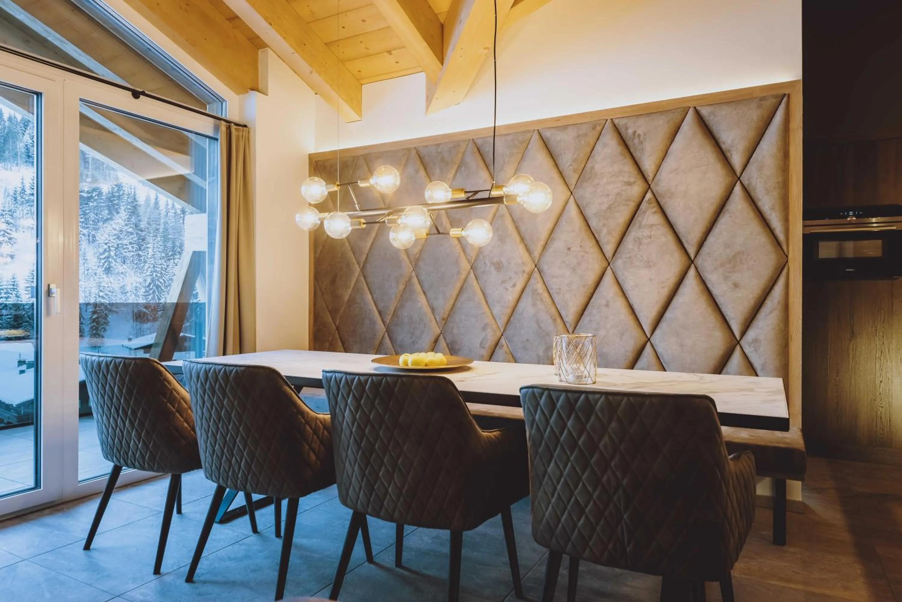 Dining area in GLEMM by AvenidA Superior Hotel & Residences