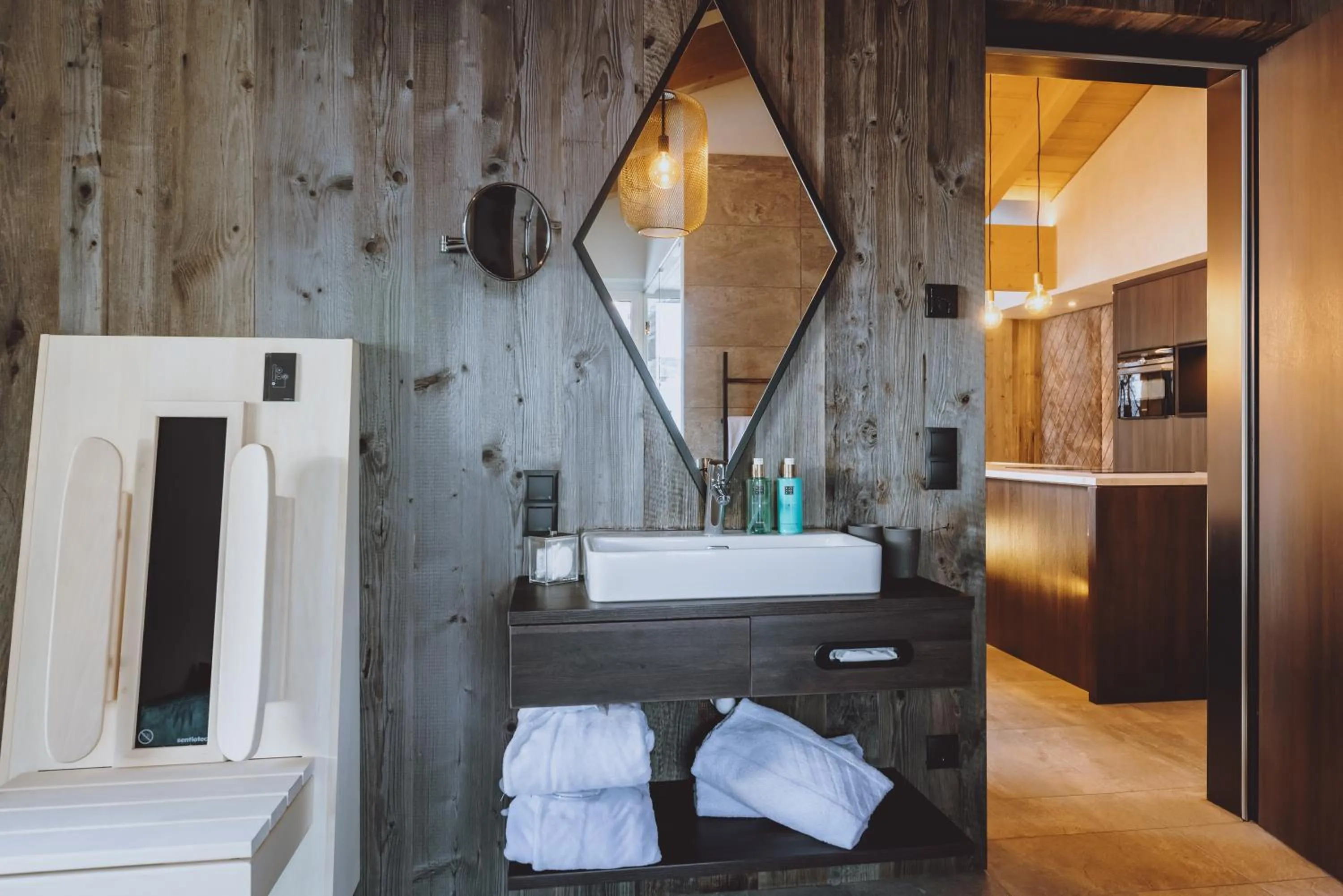 Bathroom in GLEMM by AvenidA Superior Hotel & Residences