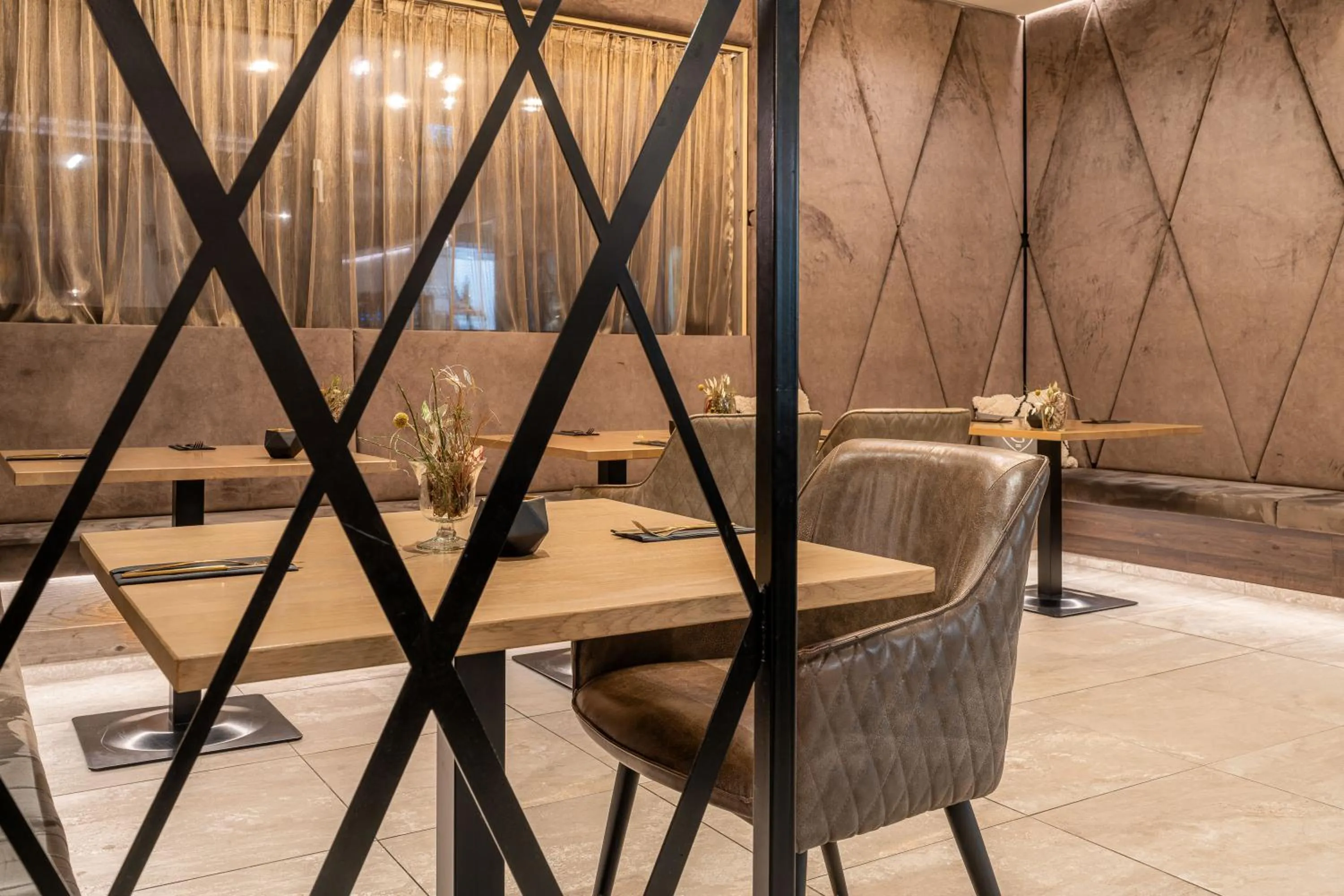 Restaurant/places to eat in GLEMM by AvenidA Superior Hotel & Residences