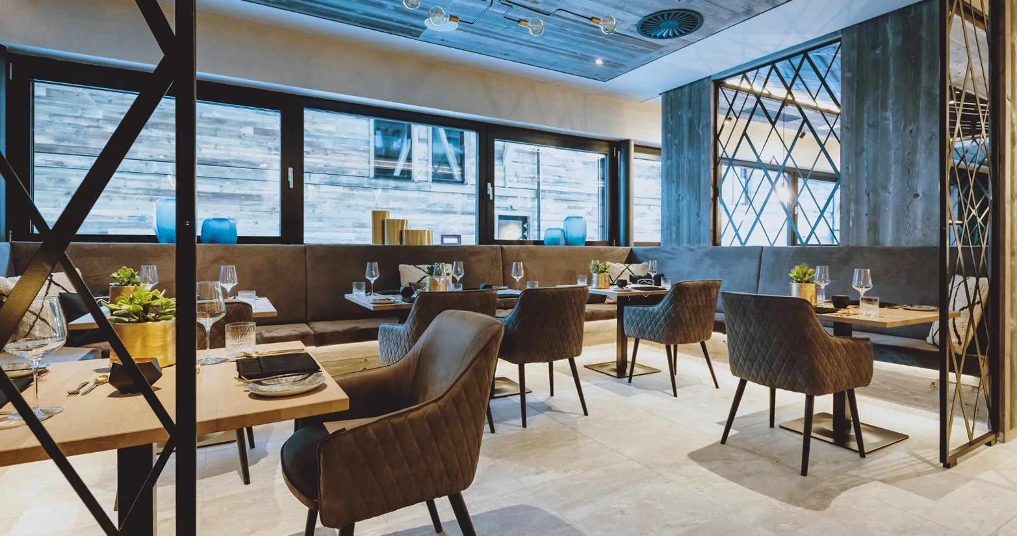 Restaurant/places to eat in GLEMM by AvenidA Superior Hotel & Residences