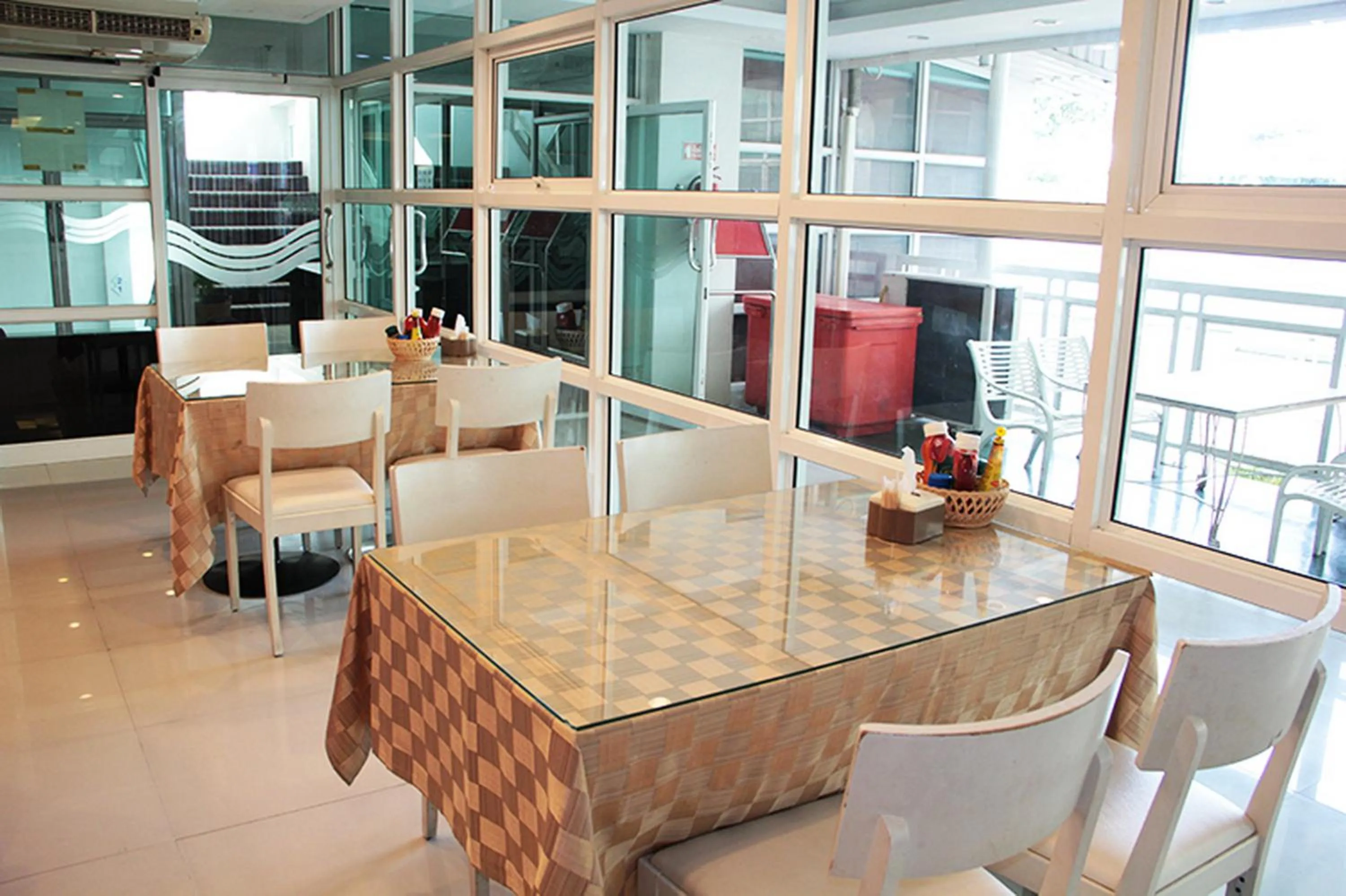 Restaurant/places to eat in V Verve Service Apartment Hotel