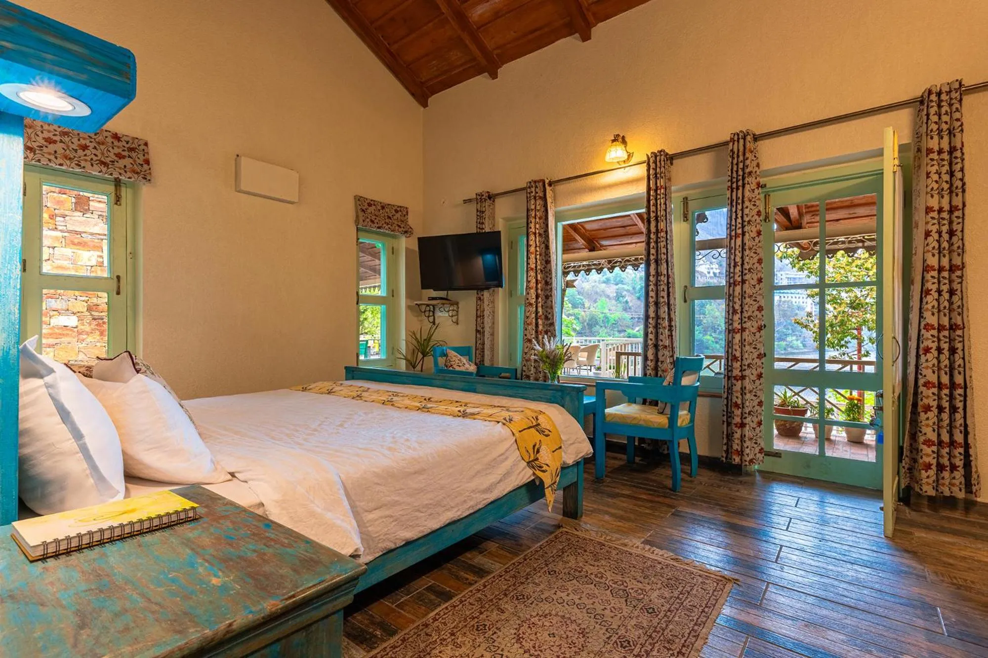 Bed in Echor Malusara Lakeview Retreat Bhimtal