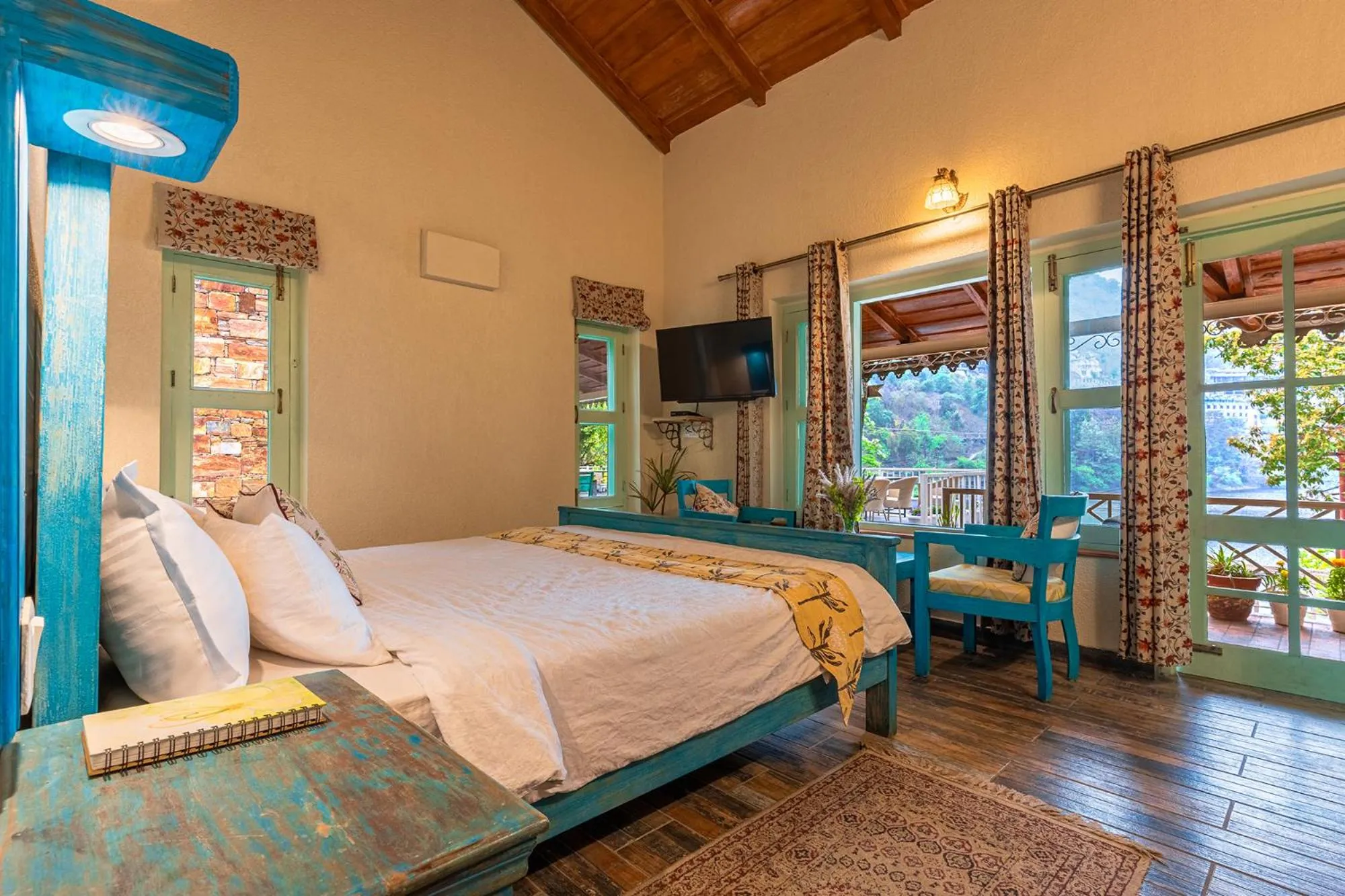 Bed in Echor Malusara Lakeview Retreat Bhimtal