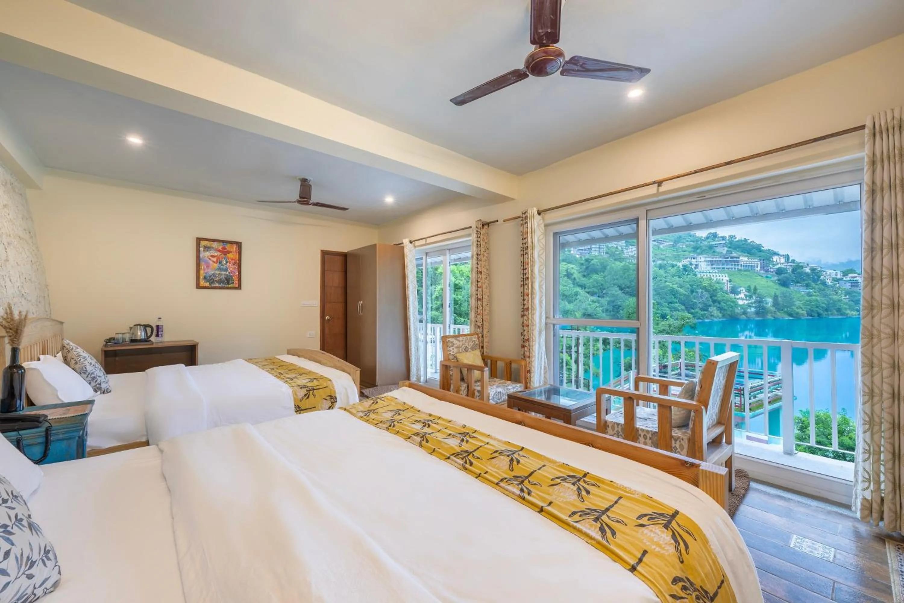 Bed in Echor Malusara Lakeview Retreat Bhimtal
