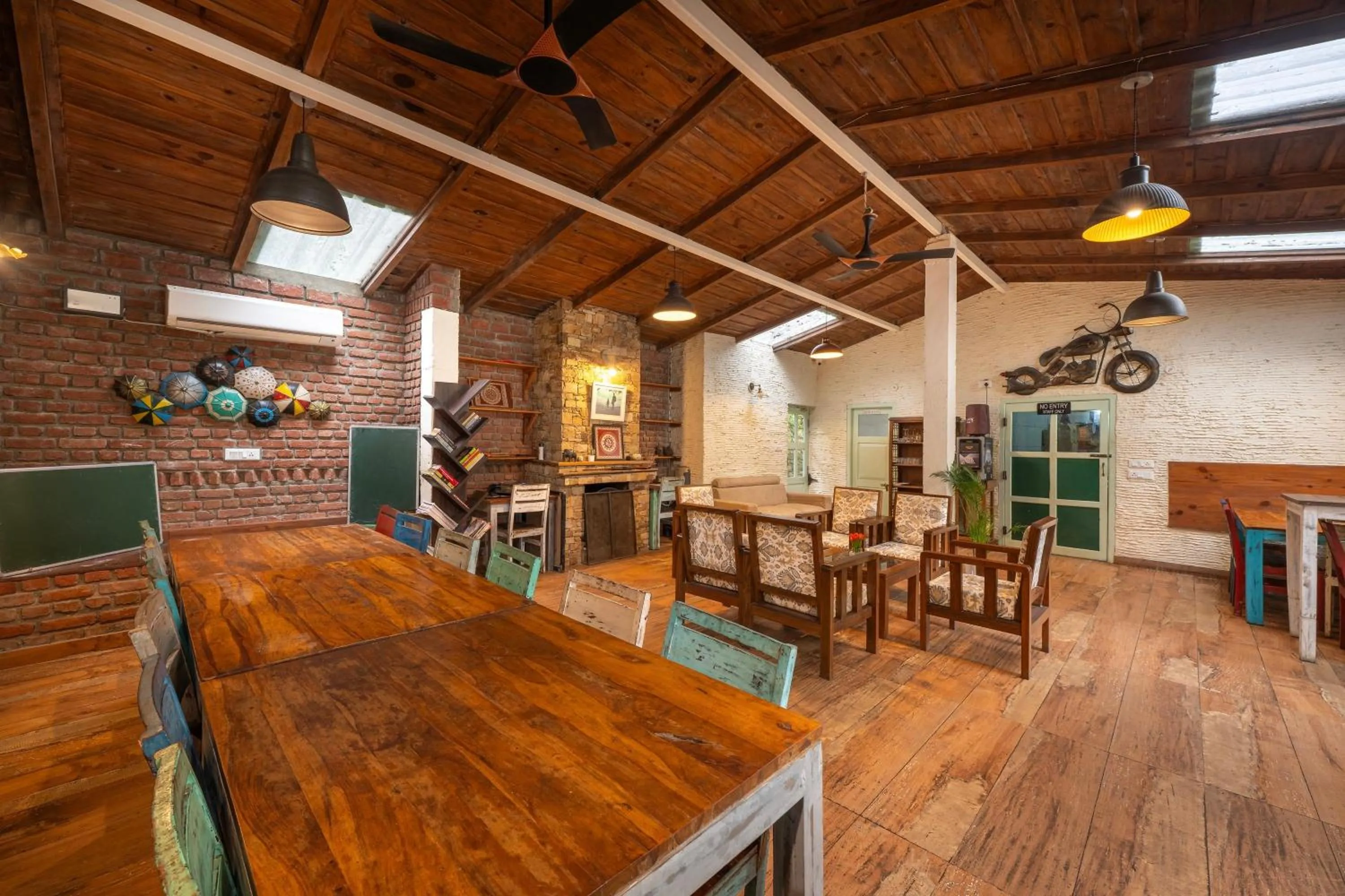 Restaurant/places to eat in Echor Malusara Lakeview Retreat Bhimtal