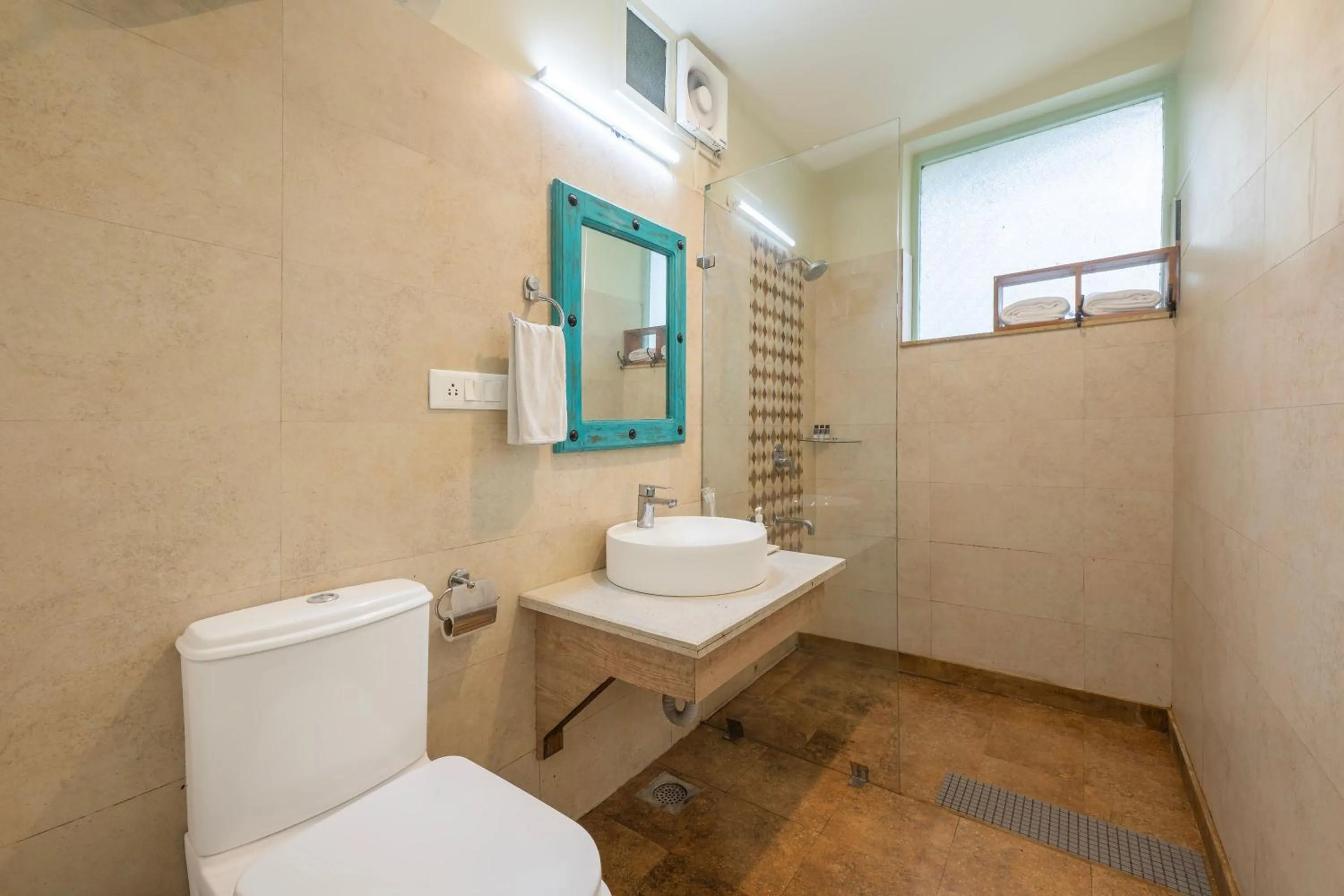 Shower in Echor Malusara Lakeview Retreat Bhimtal