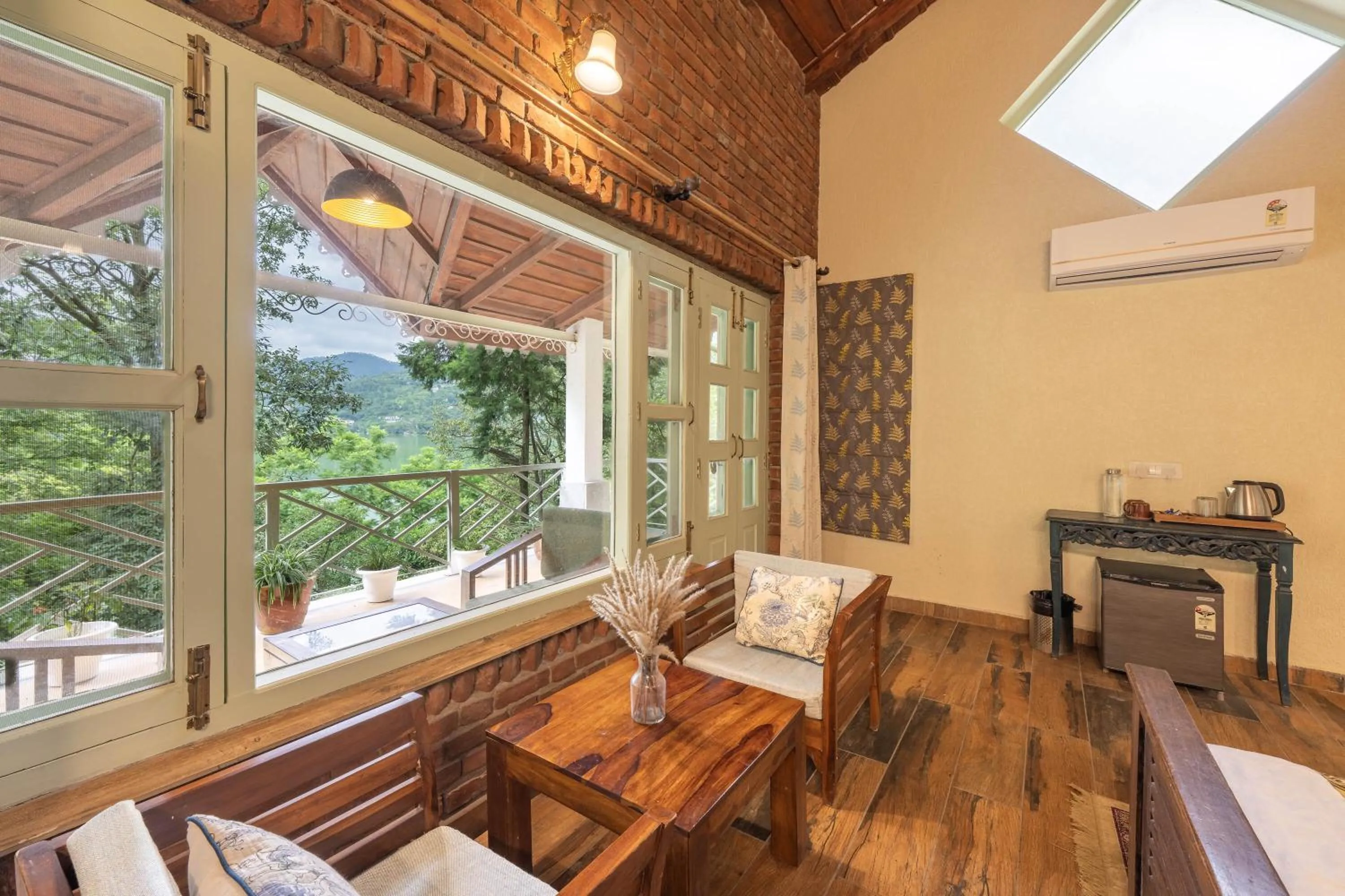 Balcony/Terrace in Echor Malusara Lakeview Retreat Bhimtal