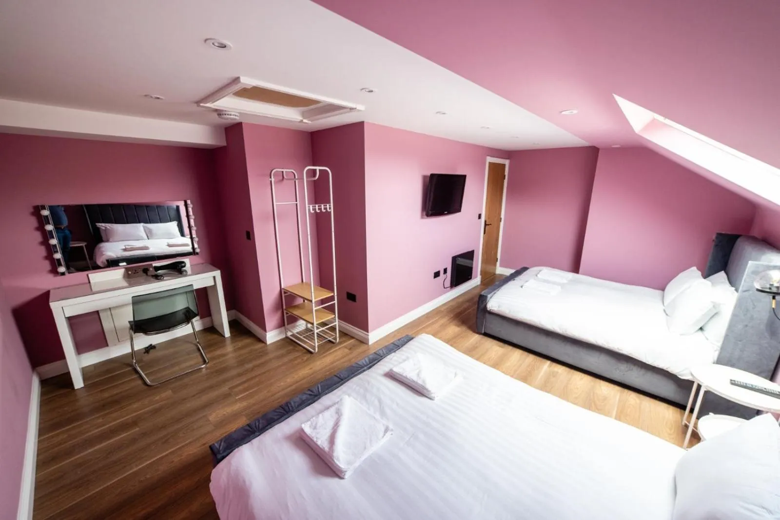 Bedroom, Bed in Hollywood Suite Sasco Apartments