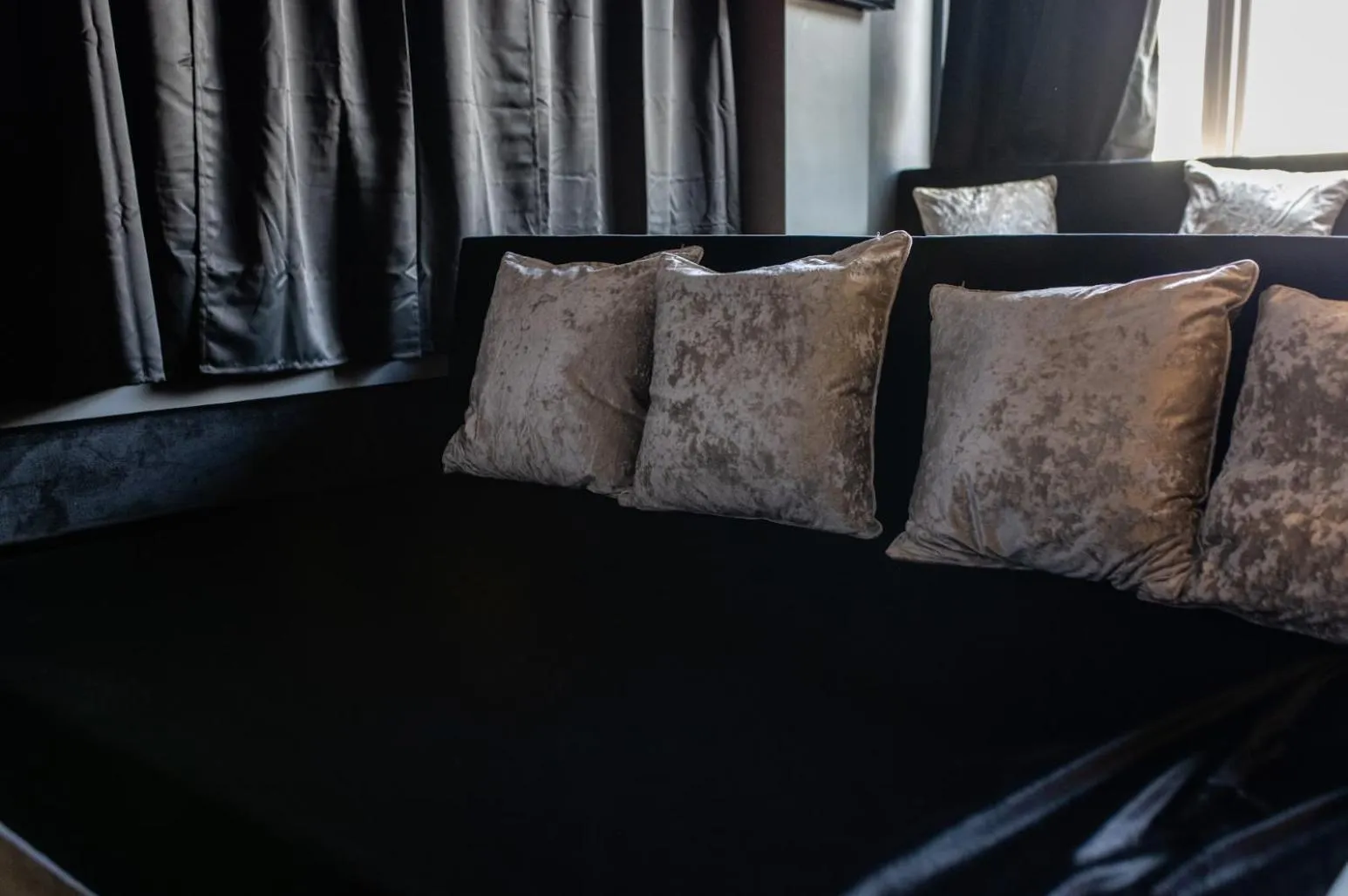 Living room, Bed in Hollywood Suite Sasco Apartments