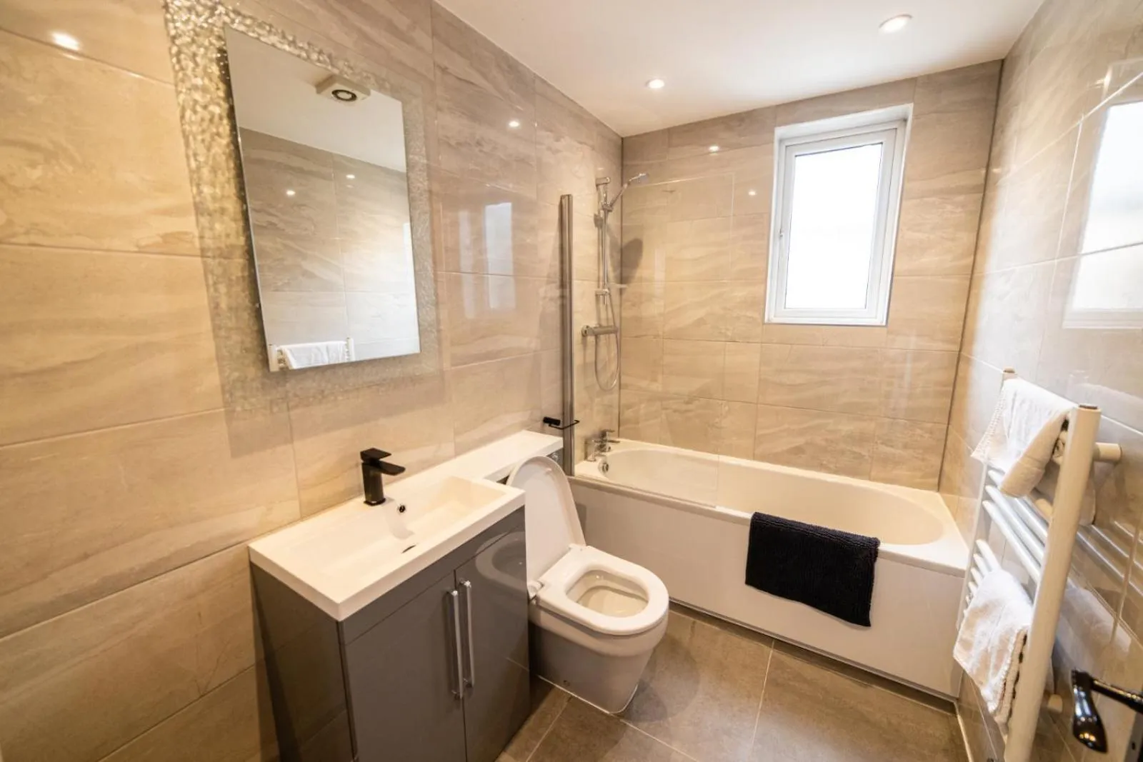 Bathroom in Hollywood Suite Sasco Apartments