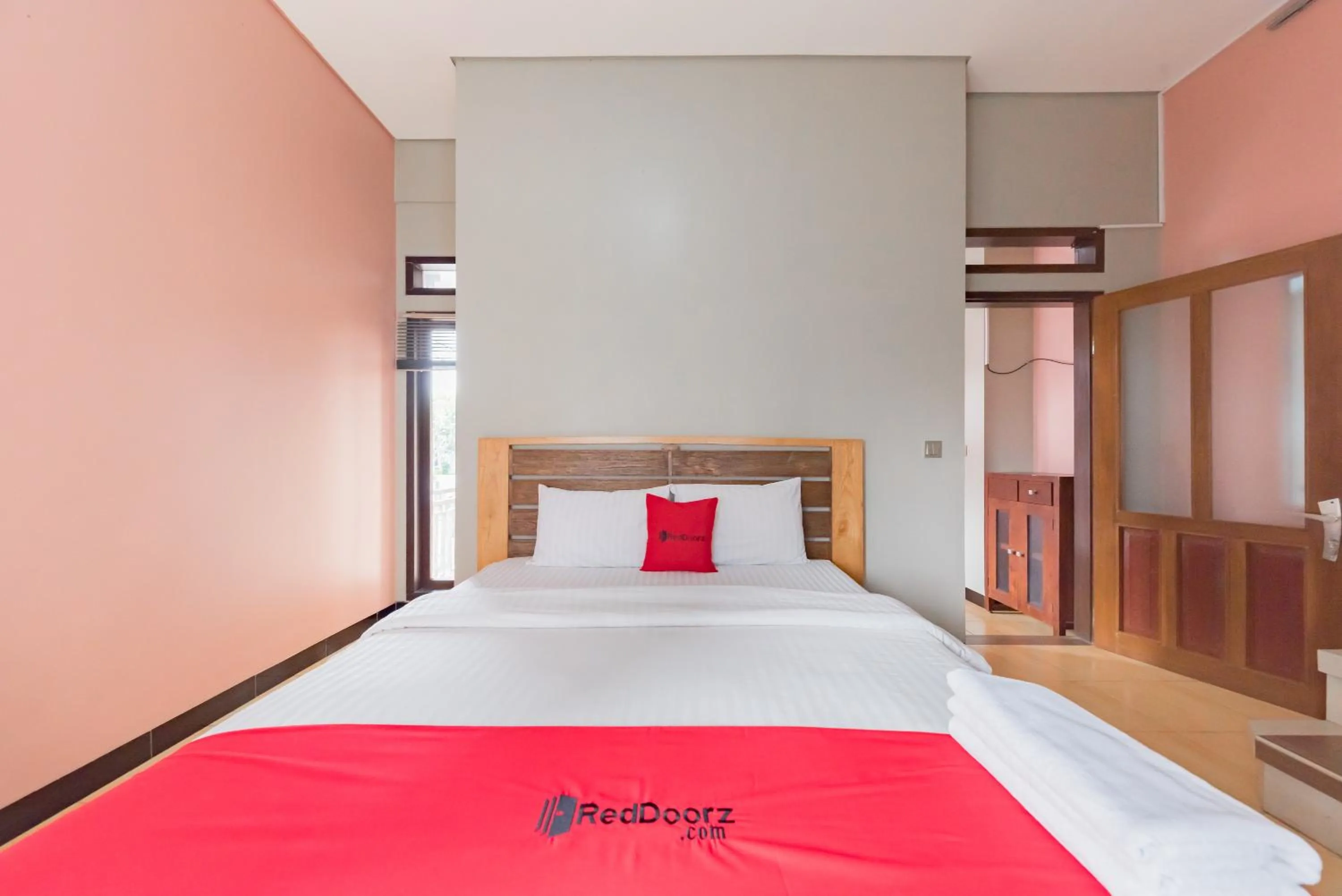 Bedroom, Bed in RedDoorz Syariah near Politeknik Negeri Bandung Campus