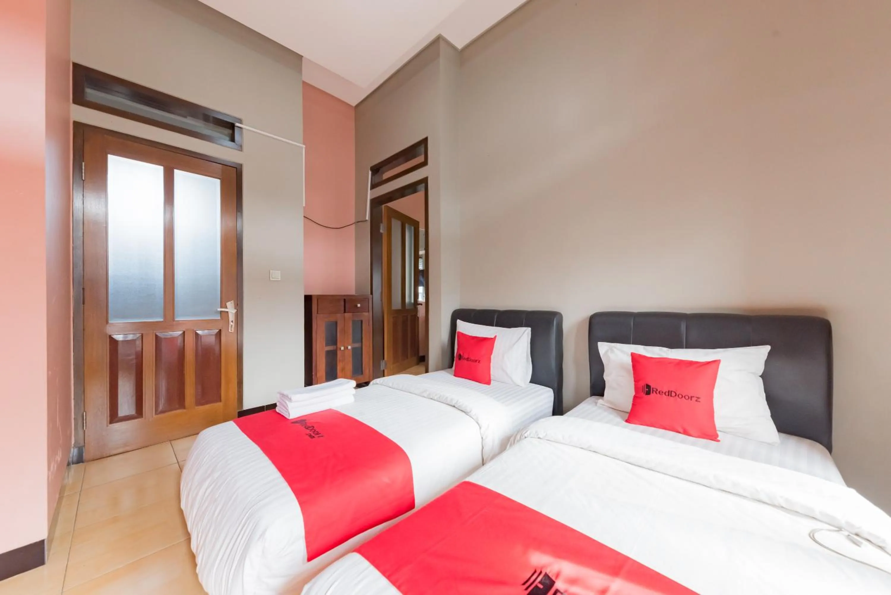 Bedroom, Bed in RedDoorz Syariah near Politeknik Negeri Bandung Campus