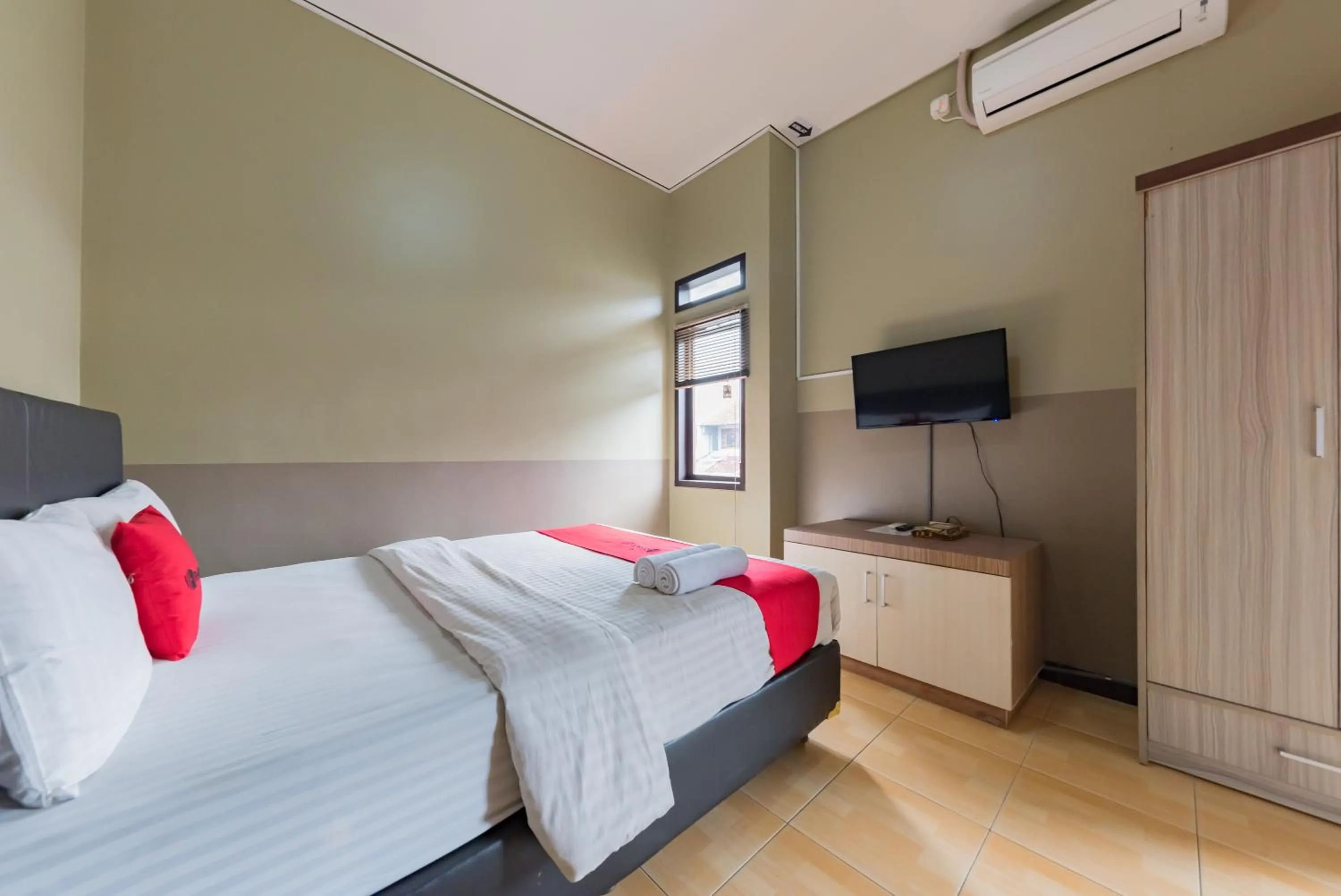 TV and multimedia, Bed in RedDoorz Syariah near Politeknik Negeri Bandung Campus