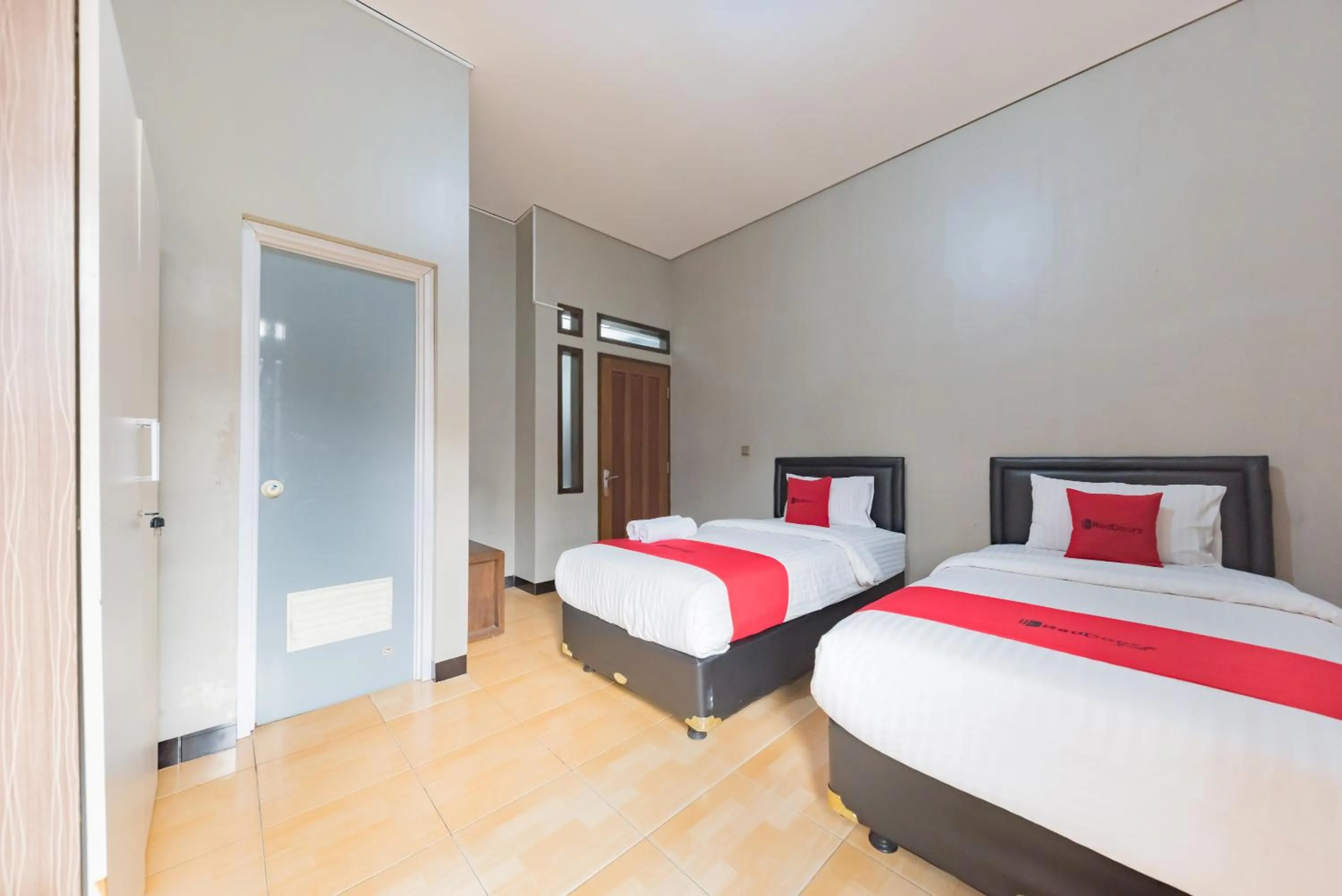 Bedroom, Bed in RedDoorz Syariah near Politeknik Negeri Bandung Campus