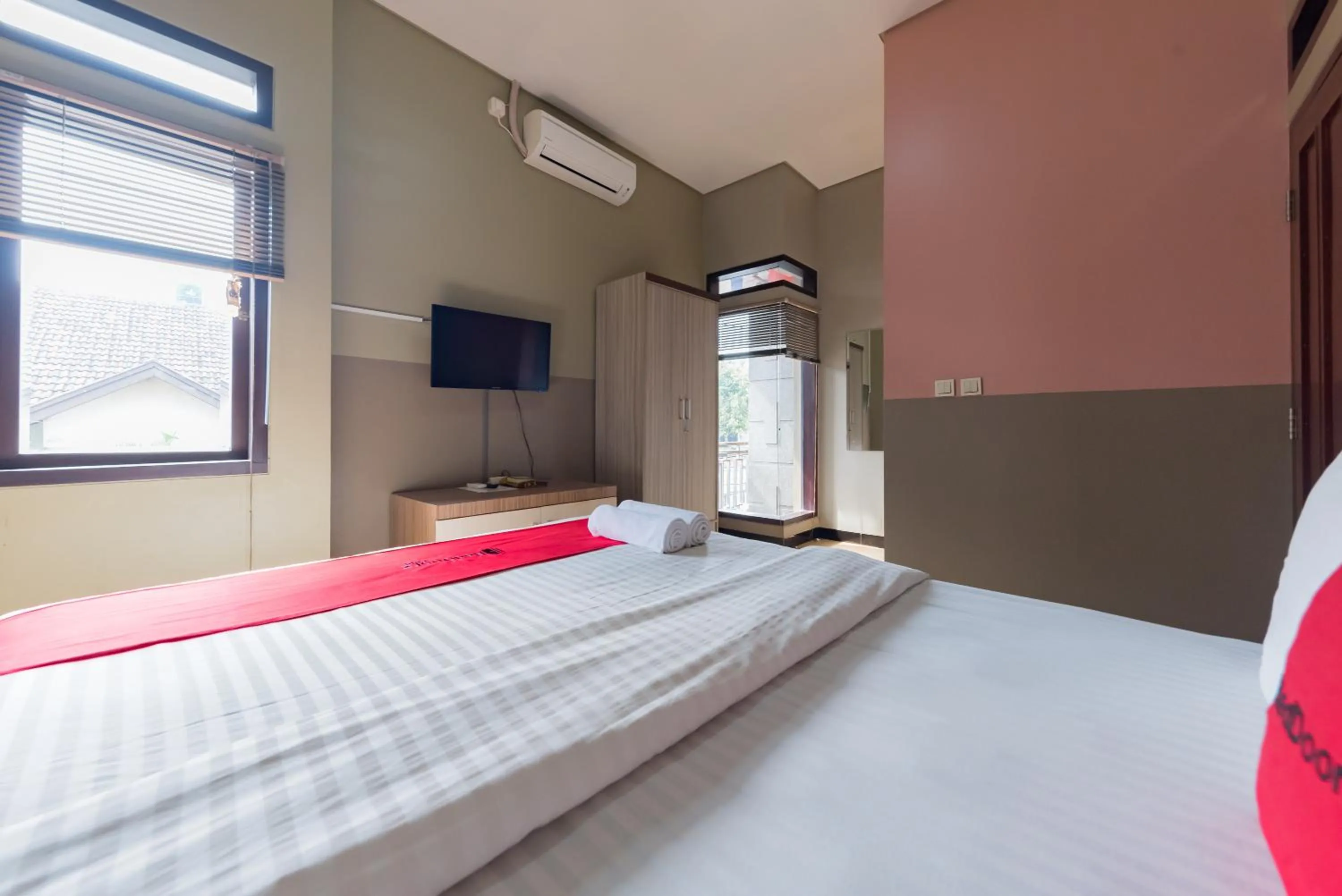 Bedroom, Bed in RedDoorz Syariah near Politeknik Negeri Bandung Campus