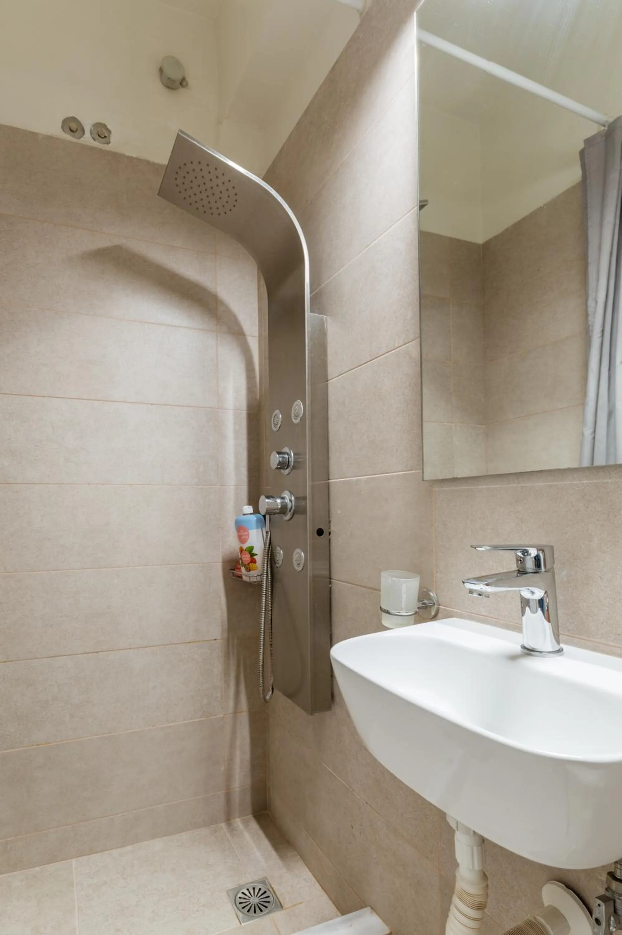 Shower in Elvita Apartments 3