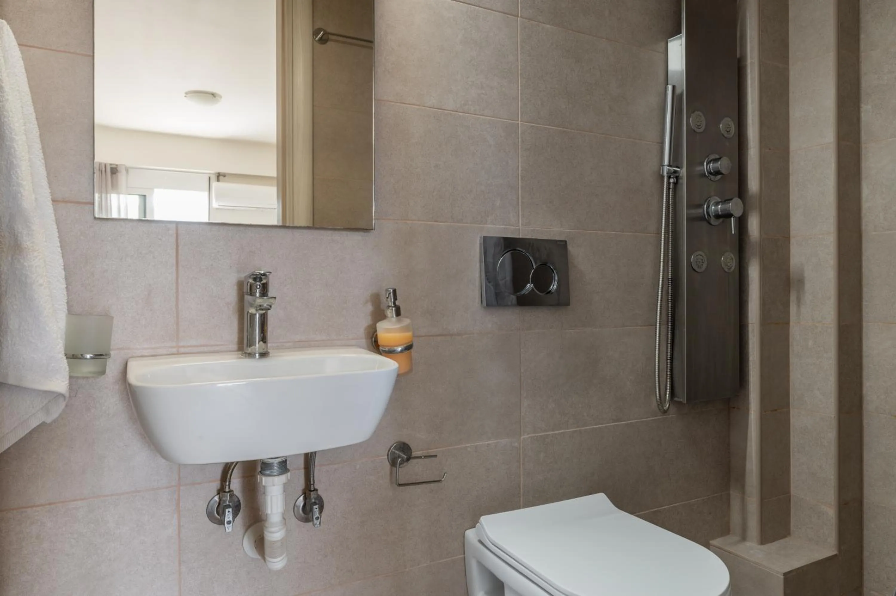 Shower in Elvita Apartments 3