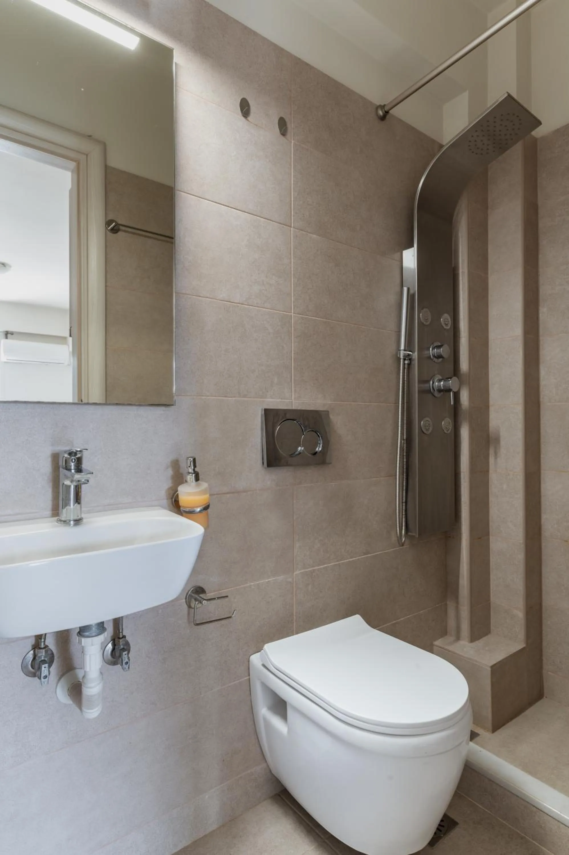 Shower in Elvita Apartments 3